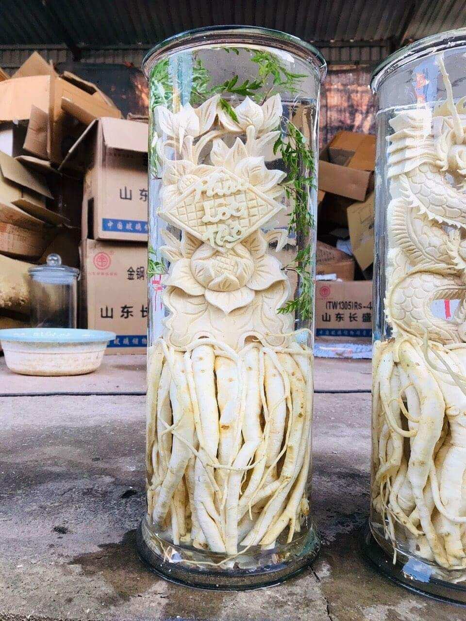 Bình đinh lăng điêu khắc 12 l, được điêu khắc tinh sảo từ rễ và thân đinh lăng nếp lá nhỏ. sản phẩm rất tốt cho sức khoẻ và dùng để trang trí , làm quà biếu ,tặng rất đẹp