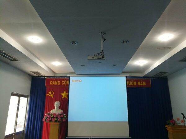 Màn chiếu treo tường 135inch 2m4 x 2m4