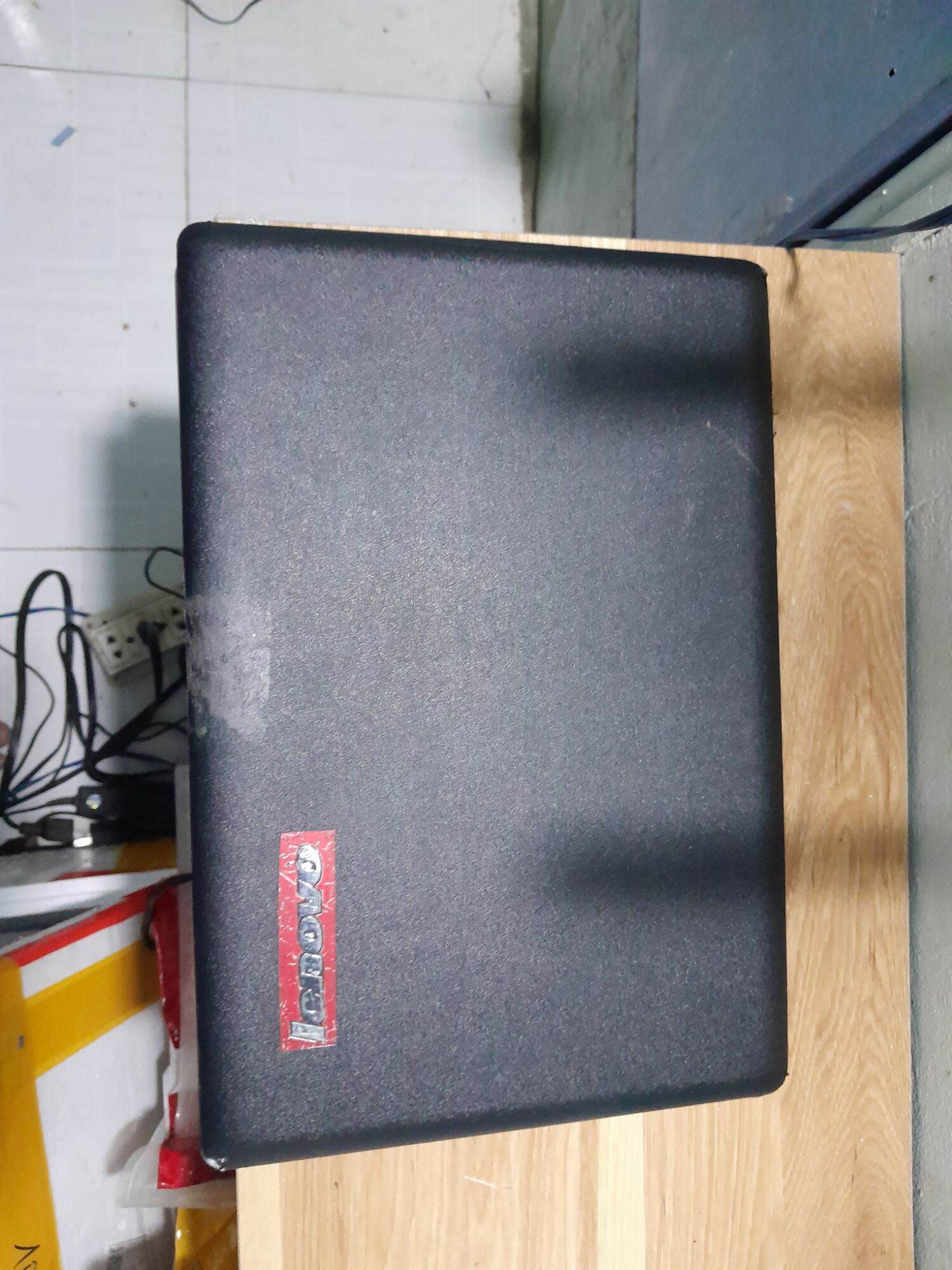 Laptop Lenovo,  CPU core 2 duo, hoạt động tốt.