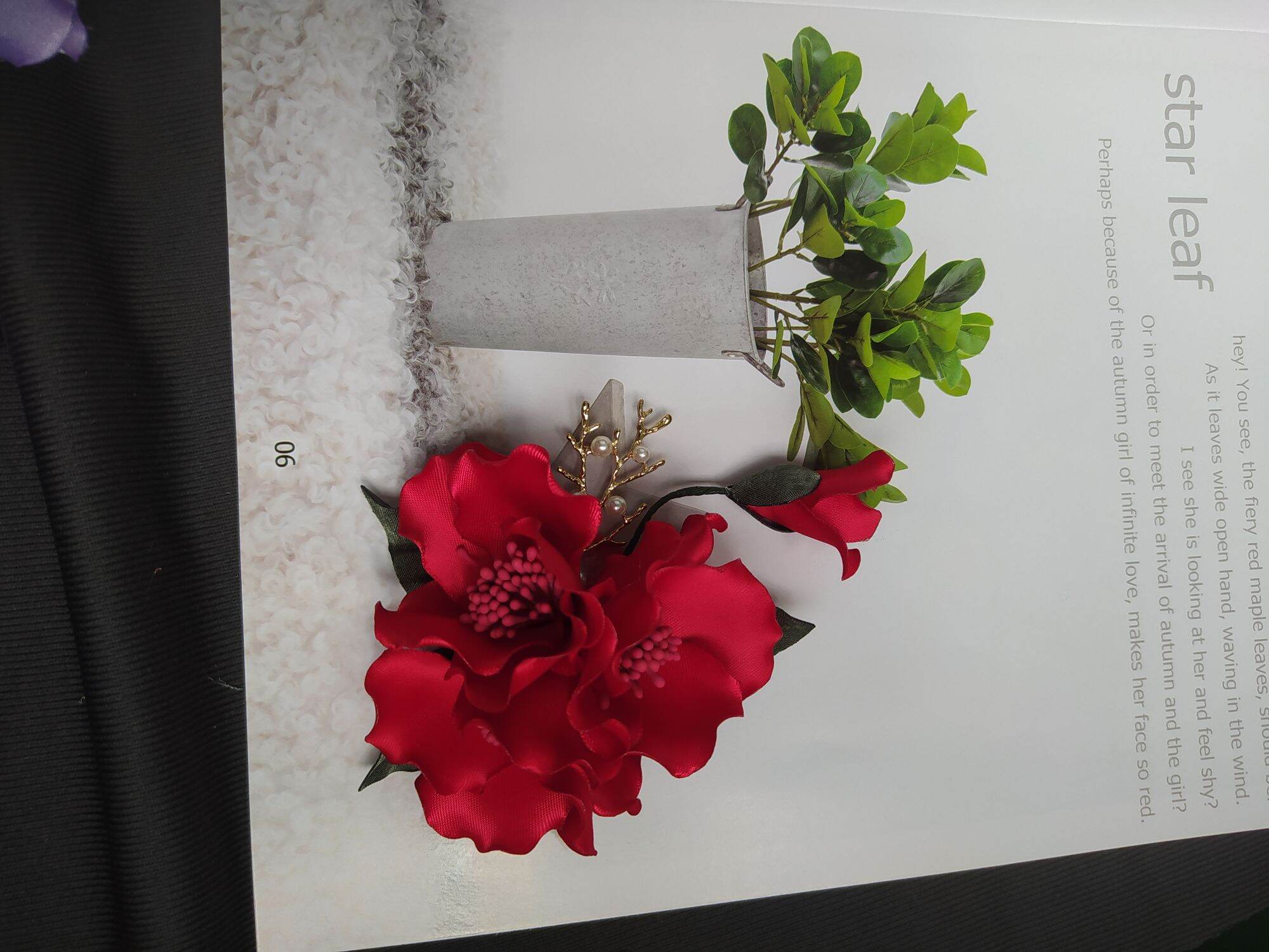 Hoa cài áo handmade Canto hoa đỏ