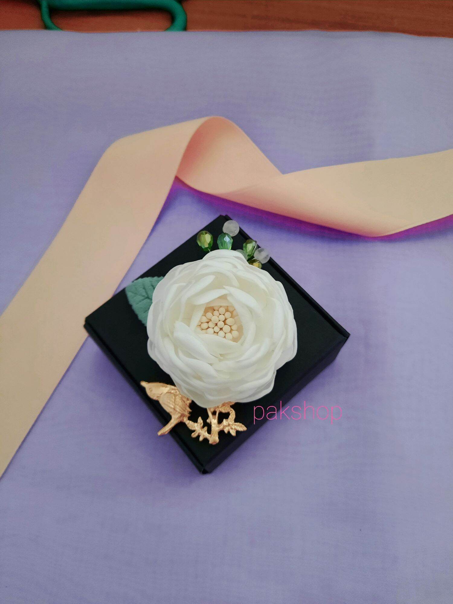 Hoa cài áo handmade cành hồng lụa trắng cỡ 6,5cm