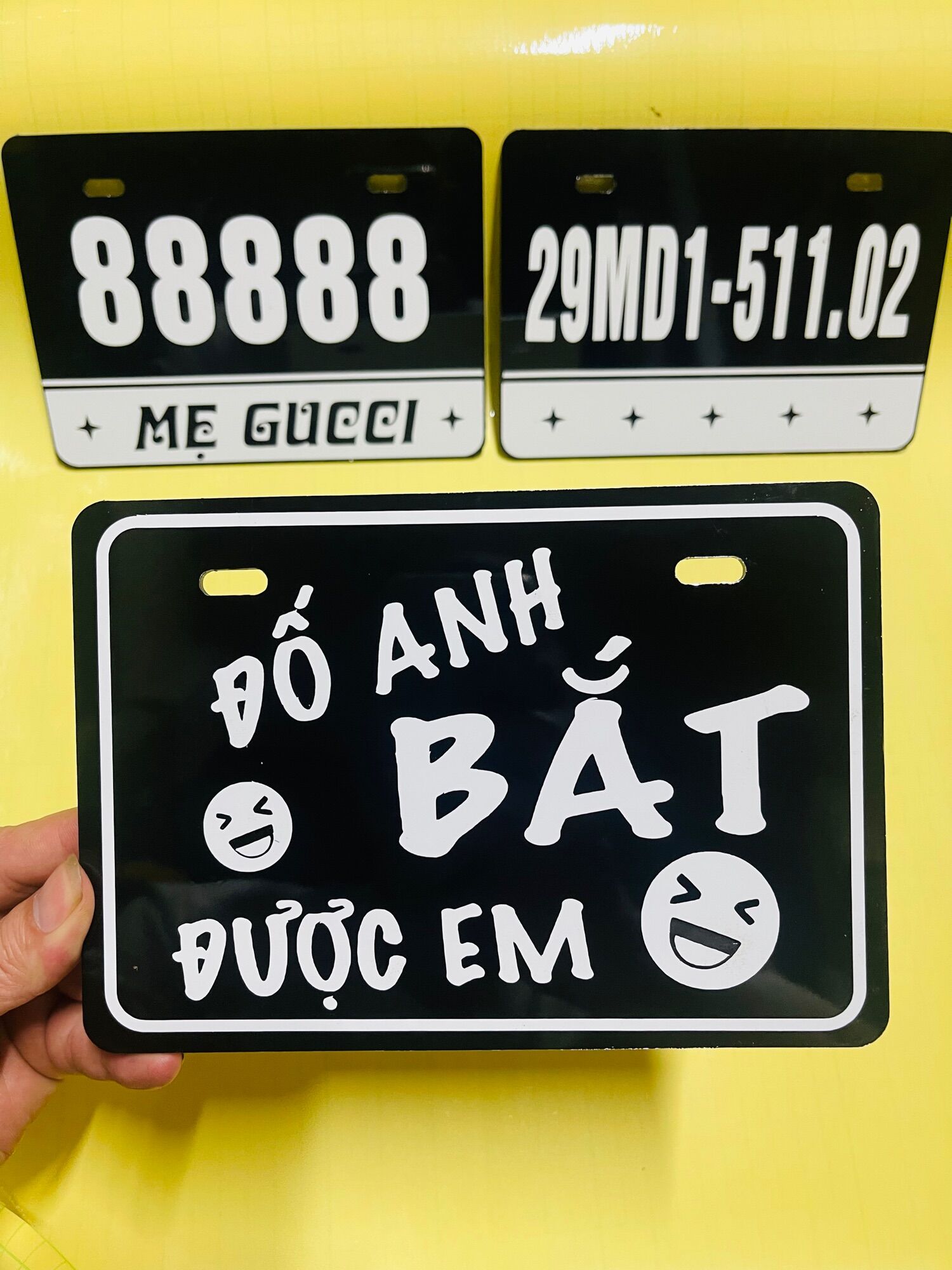 Bảng tên xe điện đố anh bắt được em