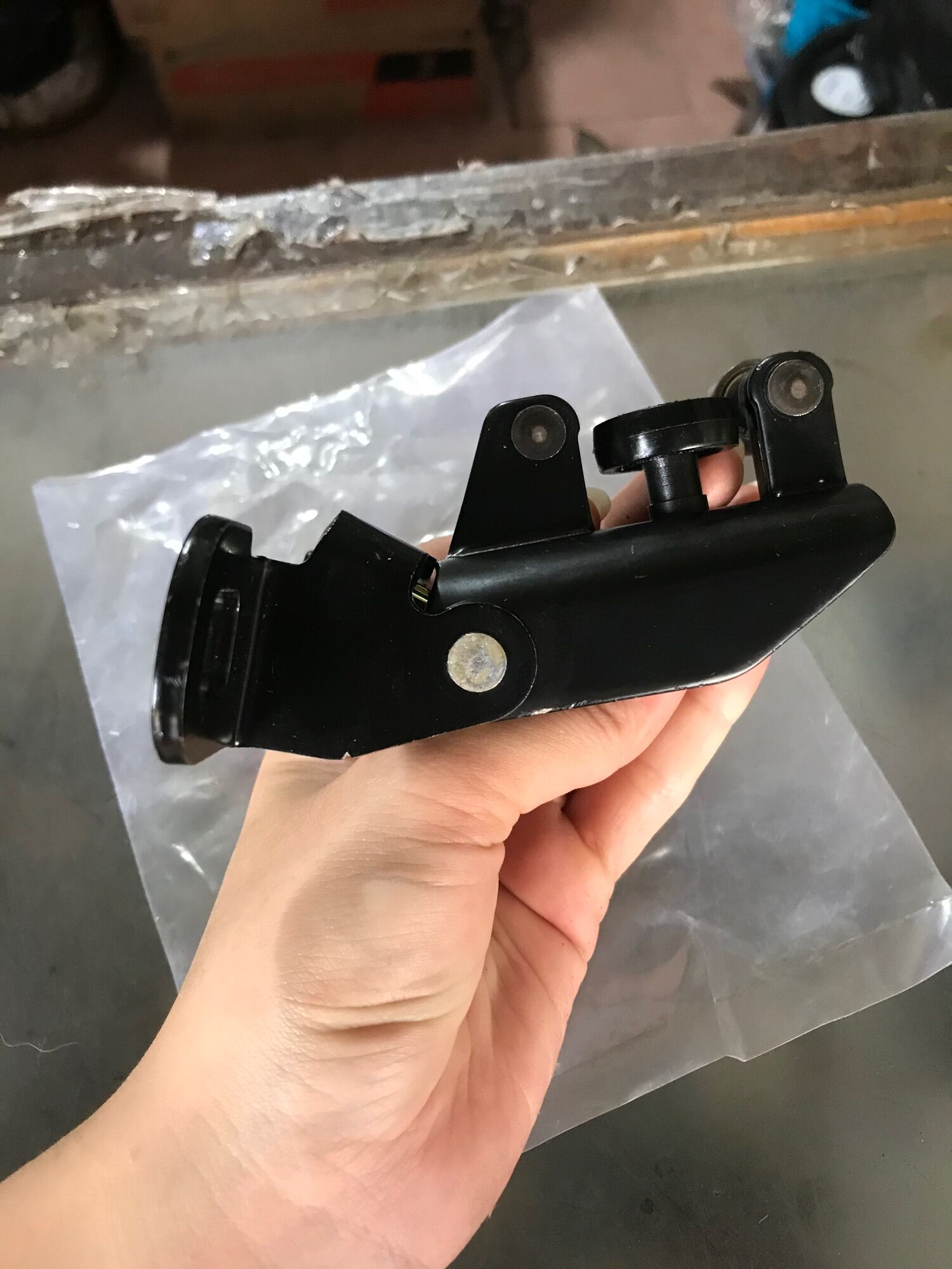 Bát Bạc Đạn (Bi Trượt) Cửa Lùa Ford Transit (Giữa)
