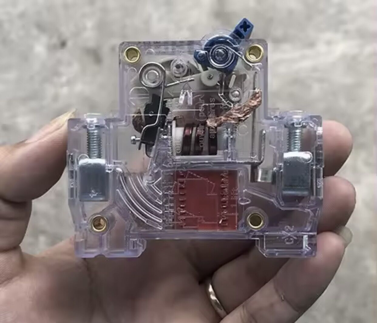 Aptomat xe điện cao cấp