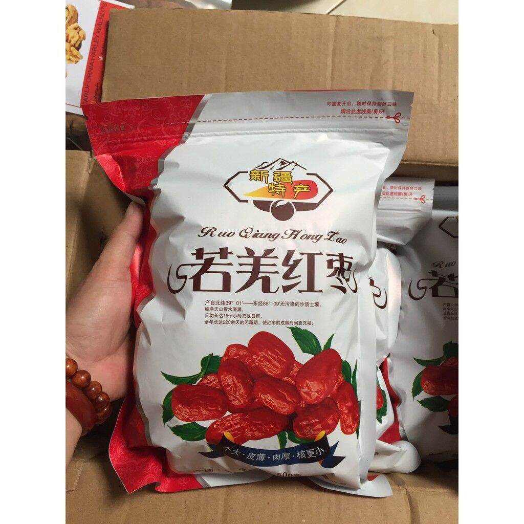 Táo đỏ Tân Cương tự khô trên cây