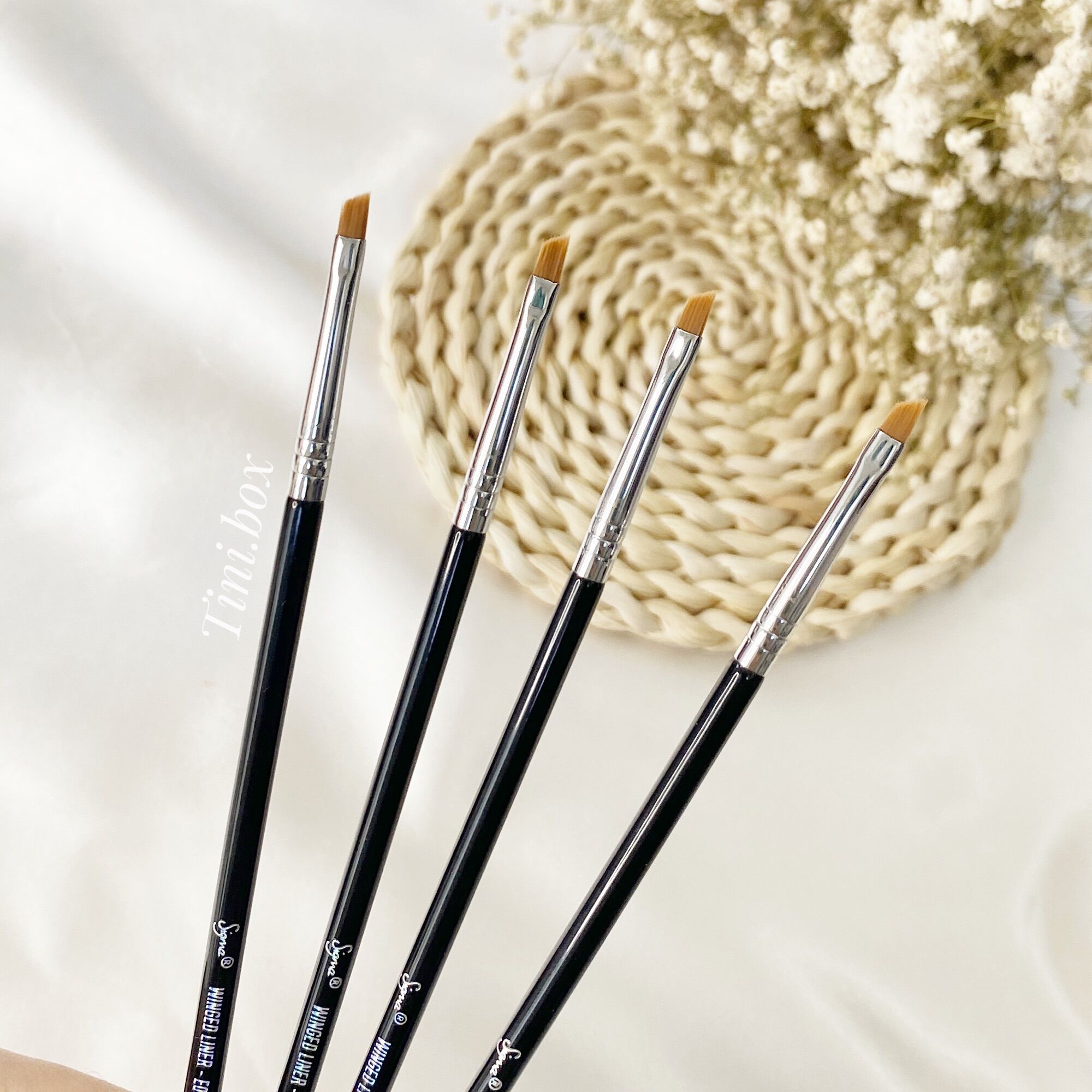 Cọ vẽ eyeliner Sigma E06 Winged Liner Brush