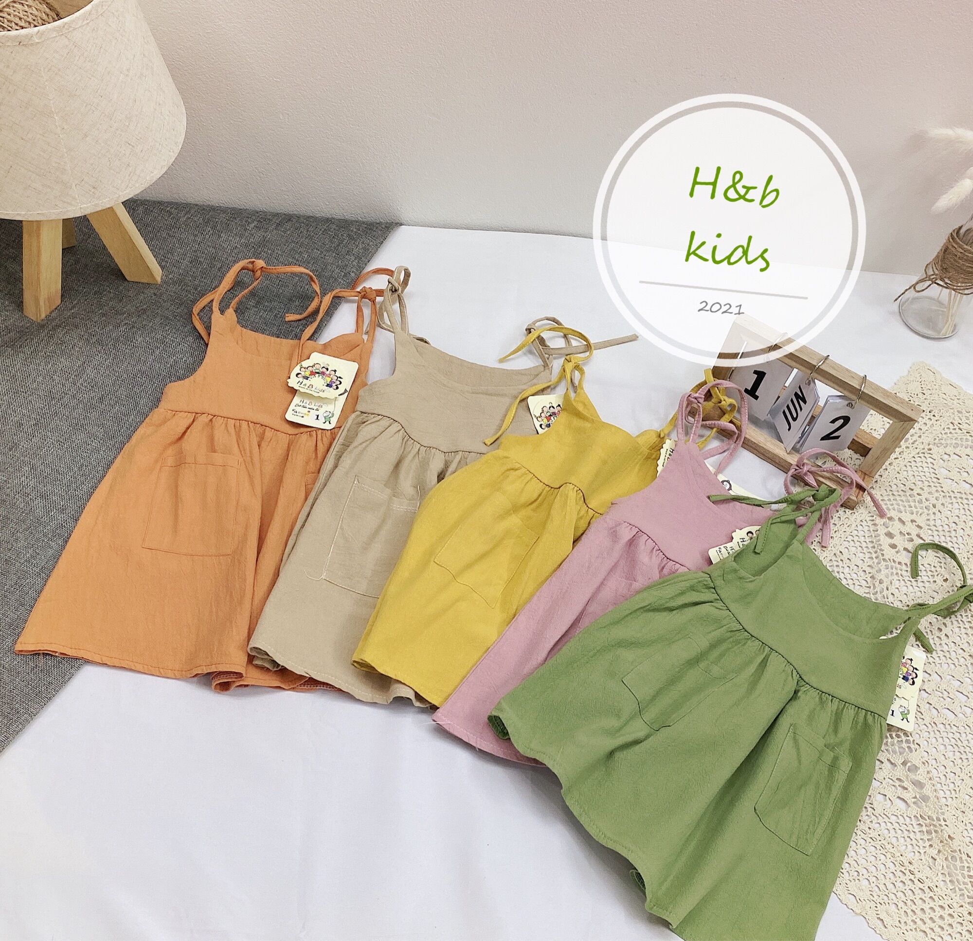 Váy đũi 2 dây thắt nơ bé gái