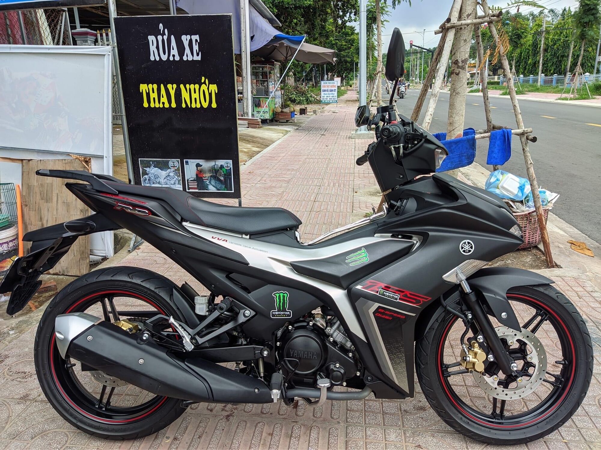 Cảng sau nhôm đúc gắn exciter 155