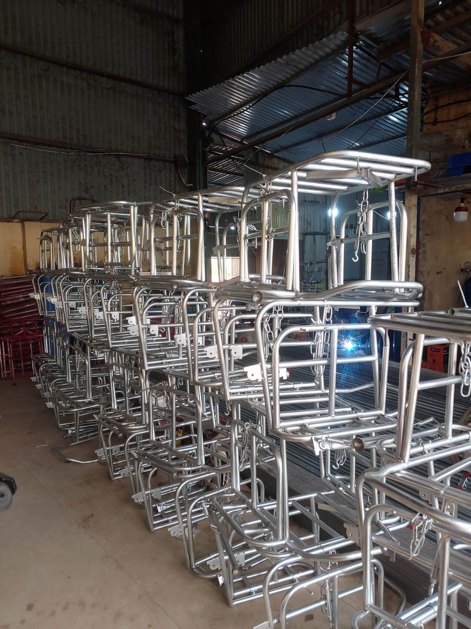 Giá xe chở hàng 3 tầng - Baga xe máy chở hàng 3 tầng đa năng mở nắp đổ xăng