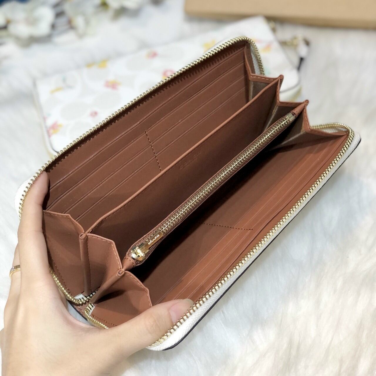 VÍ COA**CH DÀI Long Zip Around Wallet siêu xinh