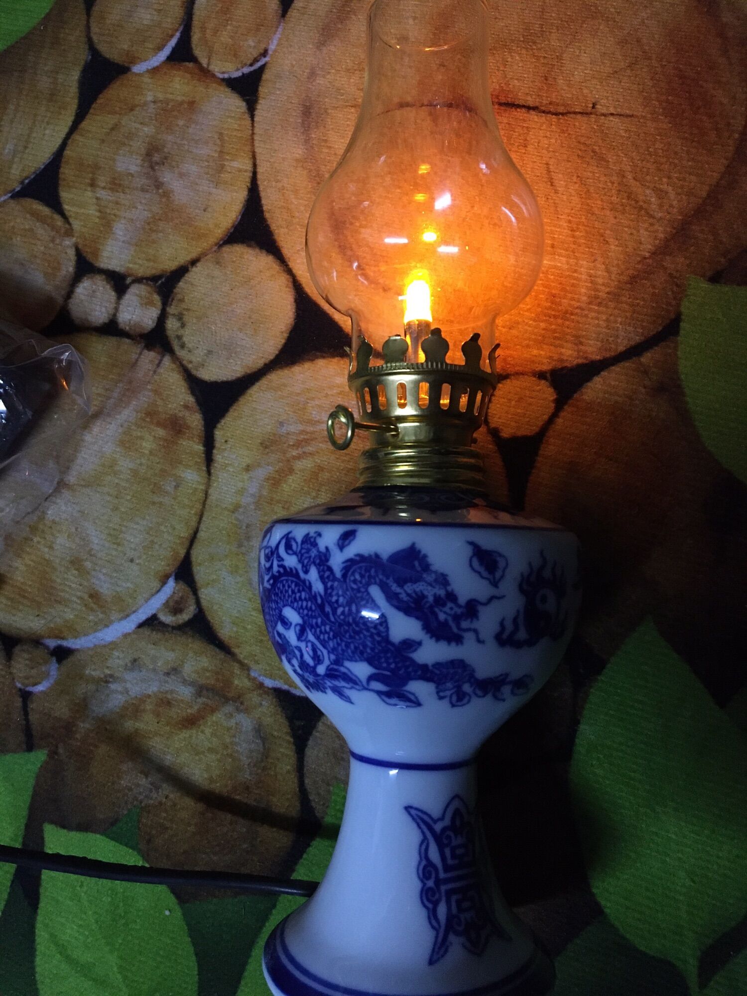 Đèn thờ dầu dùng điện men lam gốm Bát Tràng
