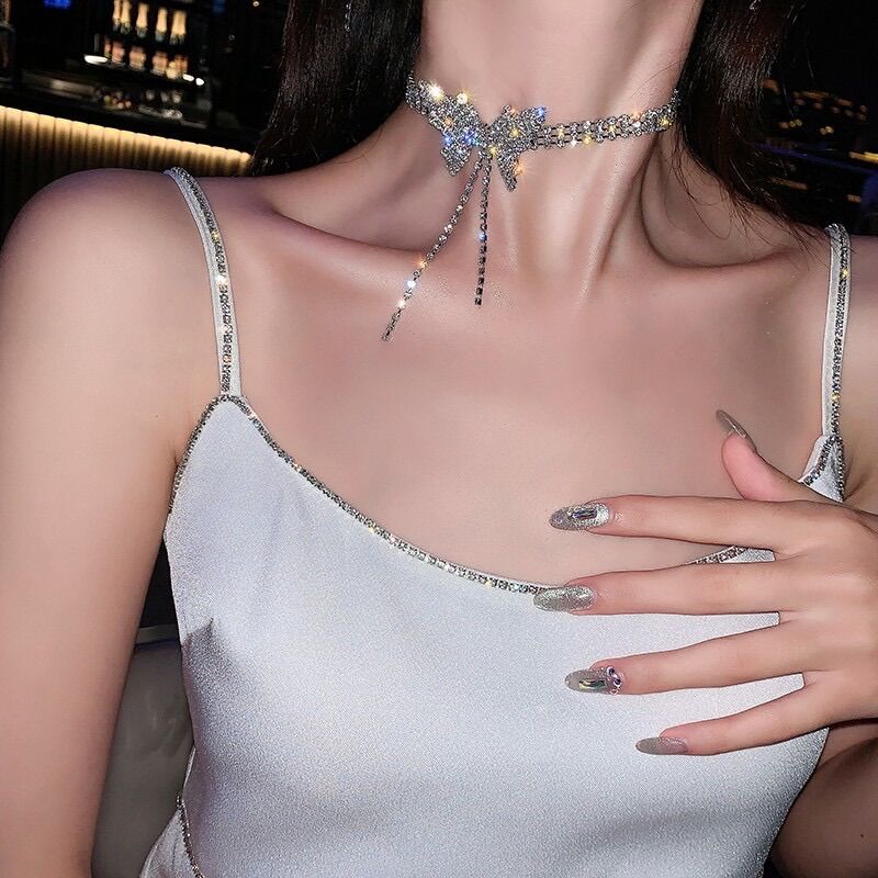 Vòng cổ choker đính đá hình bướm phong cách sang trọng quý phái