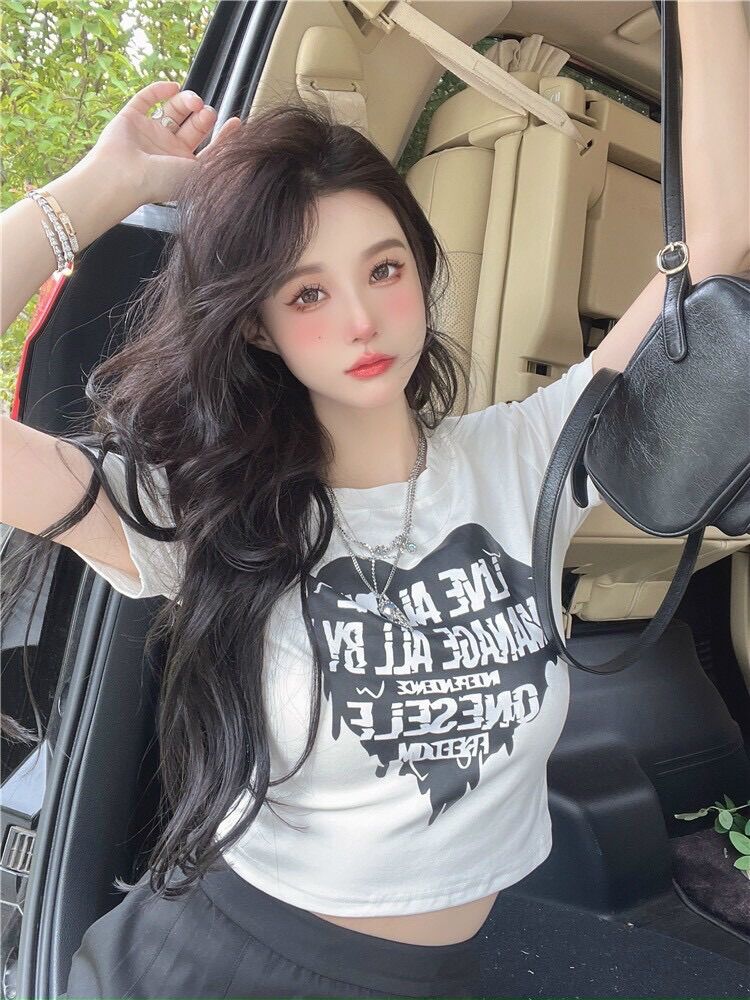 Áo croptop tay ngắn tim chữ BG