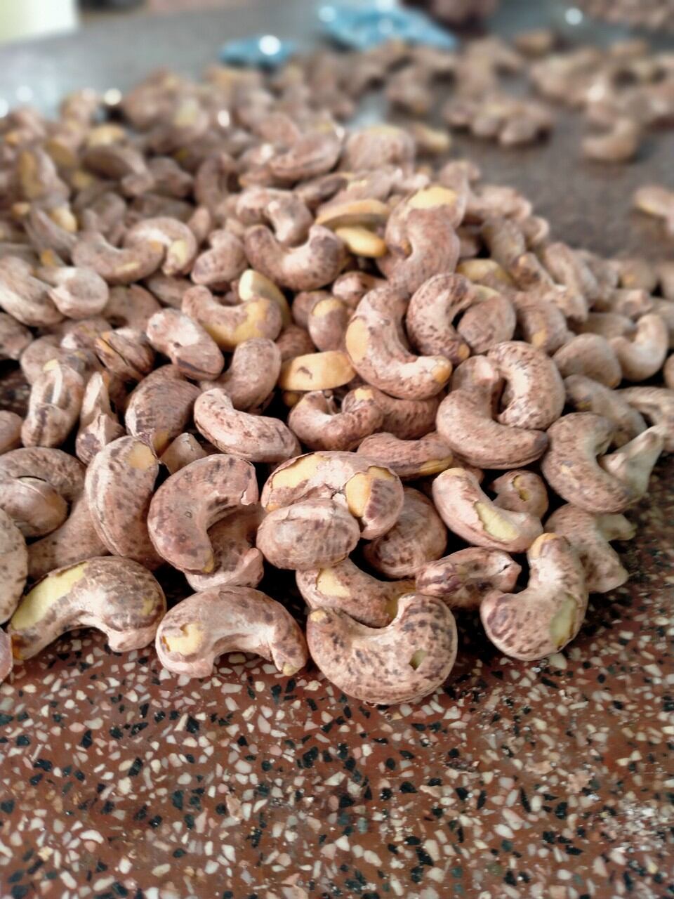 HẠT ĐIỀU RANG MUỐI, XẾP HỘP LOẠI 1 (1 HỘP = 0.5KG - 2 HỘP = 1KG)