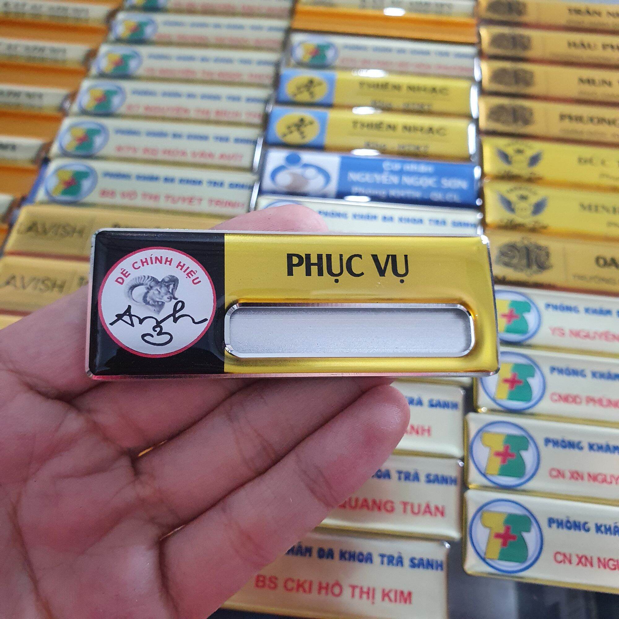 Bảng tên nhân viên thay tên được