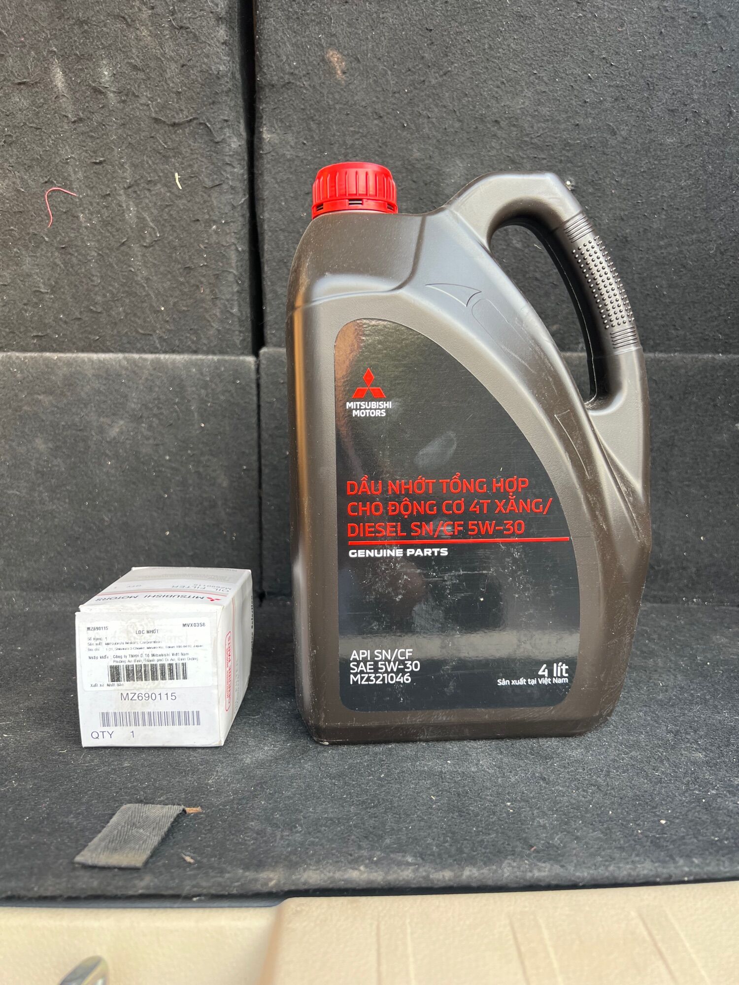 Combo 1 can nhớt 5w30 chính hãng Mitsubishi nhập khẩu và 1 lọc nhớt nhập khẩu dành cho các dòng xe của Mitsubishi