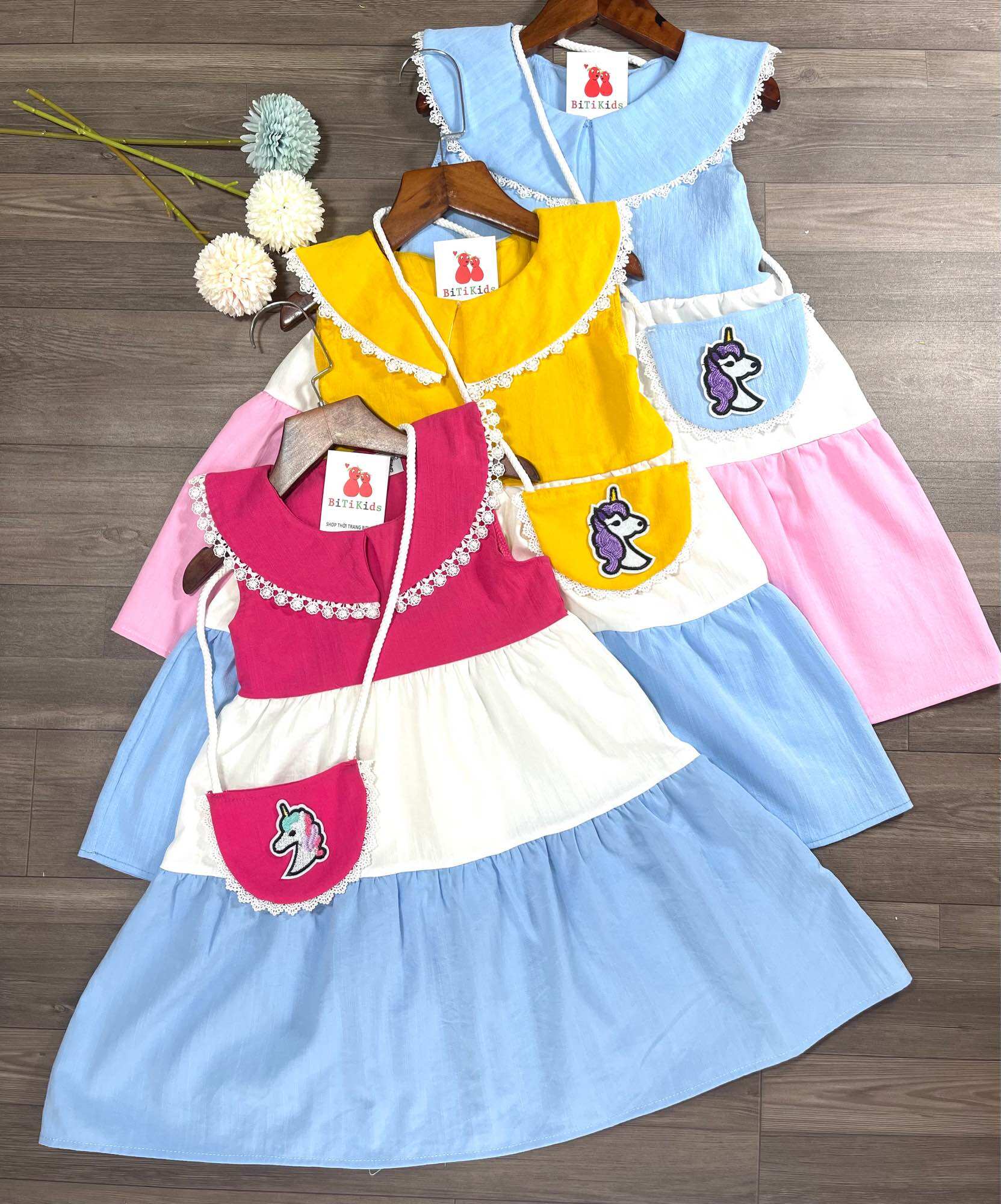 Đầm bé gái,váy trẻ em phối 3 màu cao cấp kèm túi siêu xinh cho bé ,SHOPMINAKIDS  size 0 đến 8 tuổi.
