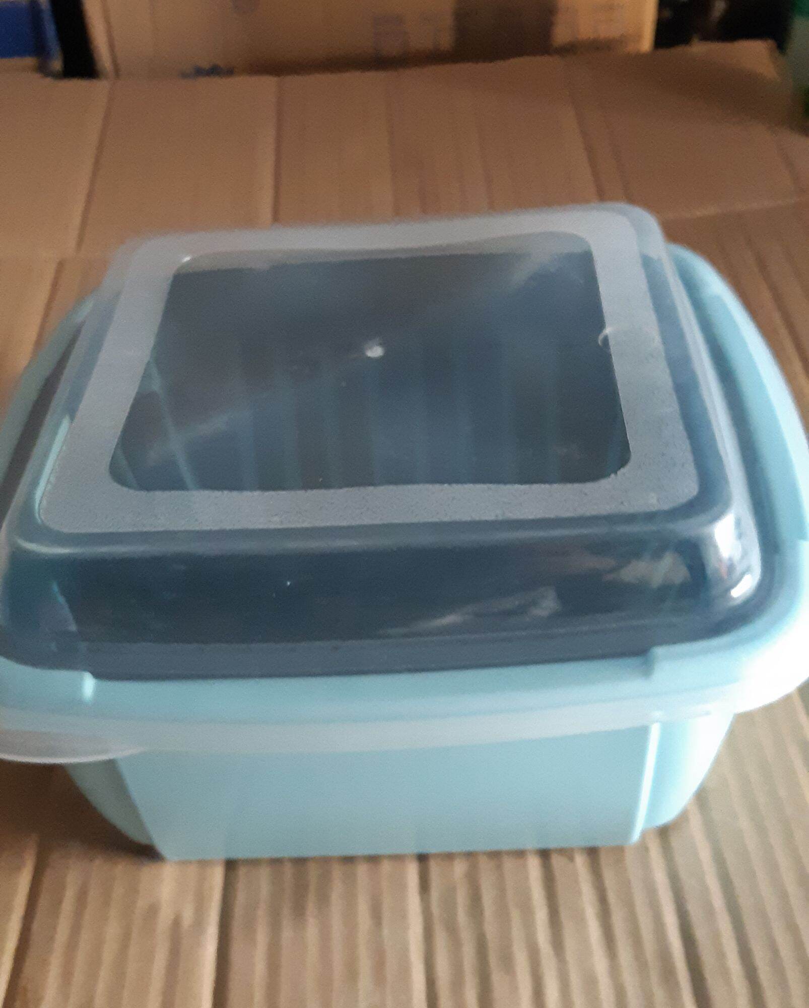 Hộp rổ nhựa có nắp đậy.