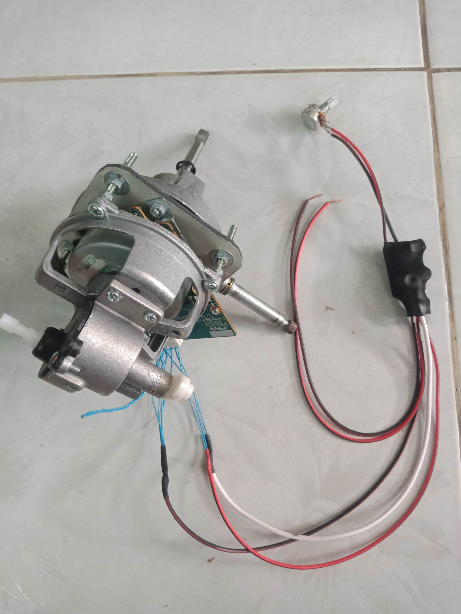 Đầu quạt b3 sử dụng điện năng lượng mặt trời. điện áp hoạt động từ 12v đến 30v. motor không chổi than.