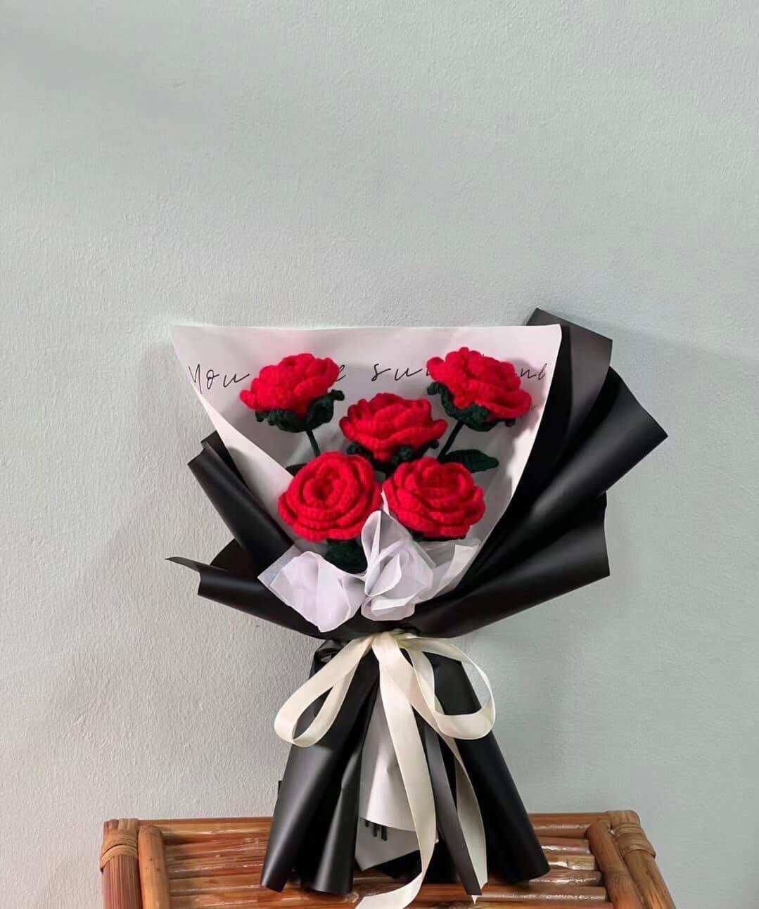Bó 5 bông hồng bằng len làm quà tặng ý nghĩa