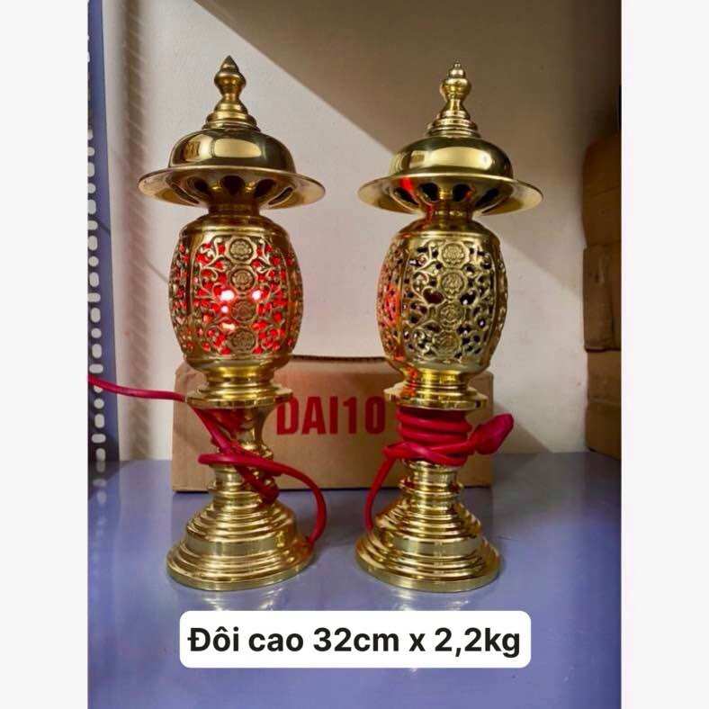 Đôi đèn điện thờ bằng đồng vàng nguyên chất cao 32cm, đôi đèn điện thờ bằng đồng.