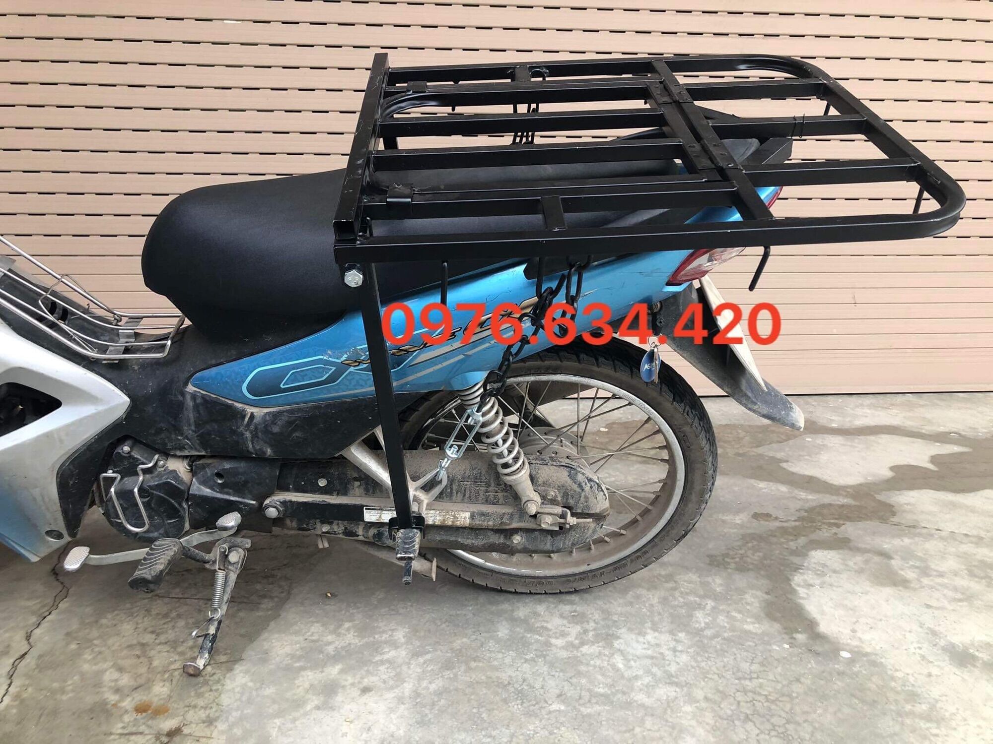 Kệ chở đồ, giá chở hàng mở cốp đổ xăng