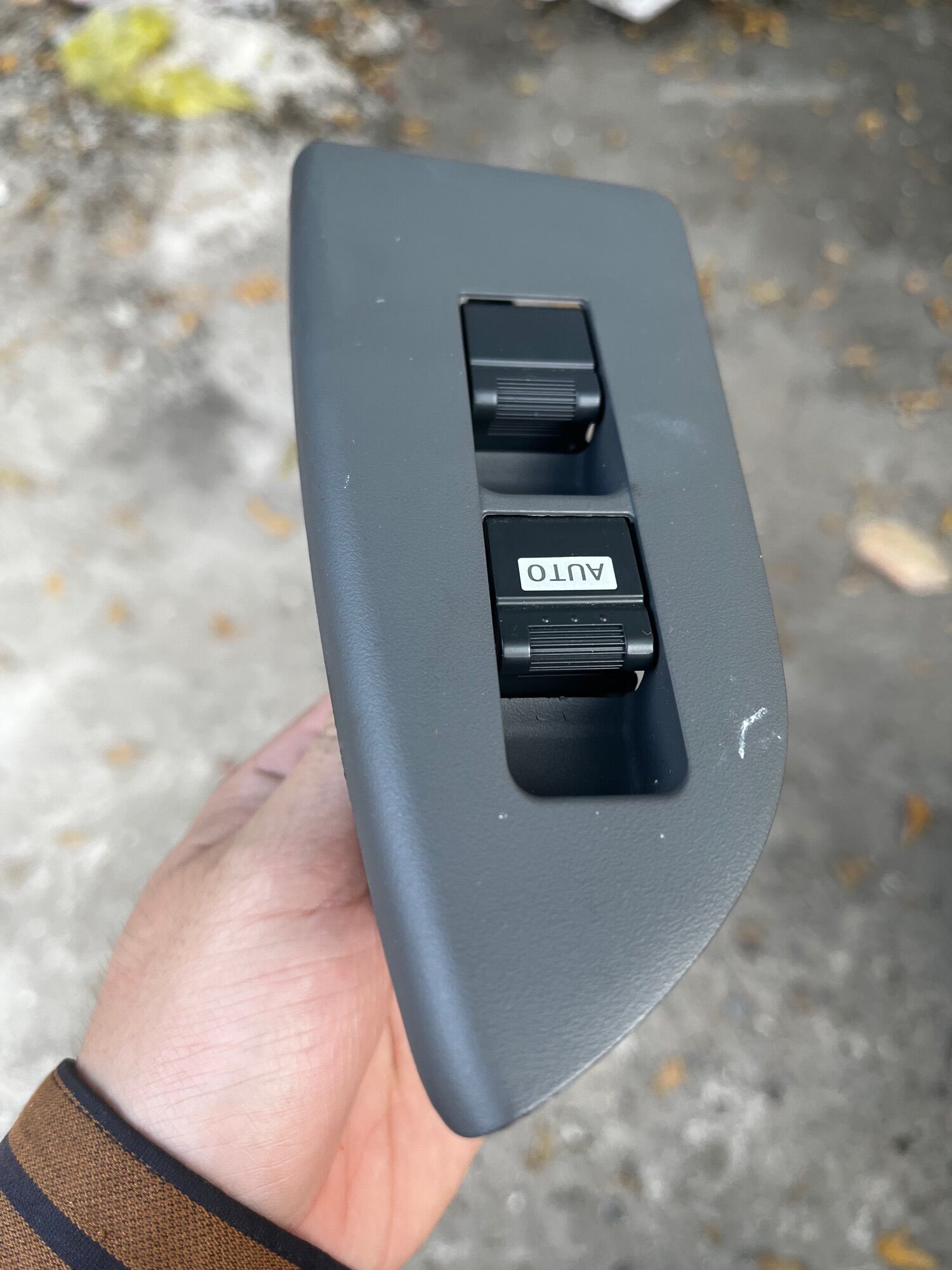 Công Tấc Bấm Kính ISUZU 24V , Công Tấc Kính xe tải , Công Tắc Nâng Hạ Kính Isuzu , công tắc kính ,phụ kiện ô tô