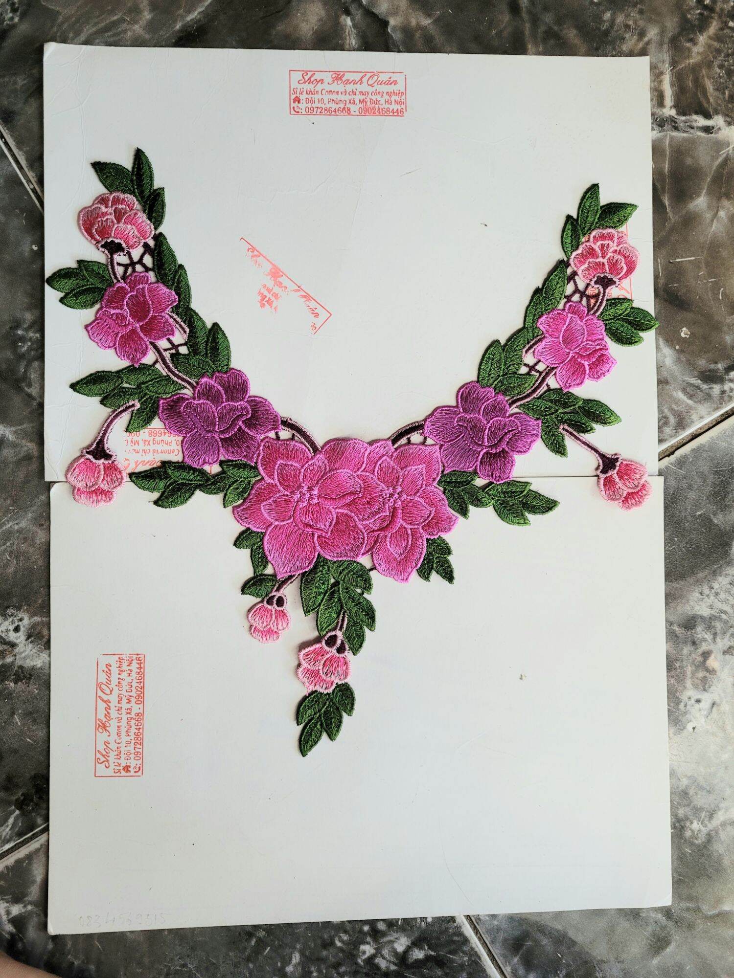 Cổ, hoa thêu 2 bên màu tím hồng BC07