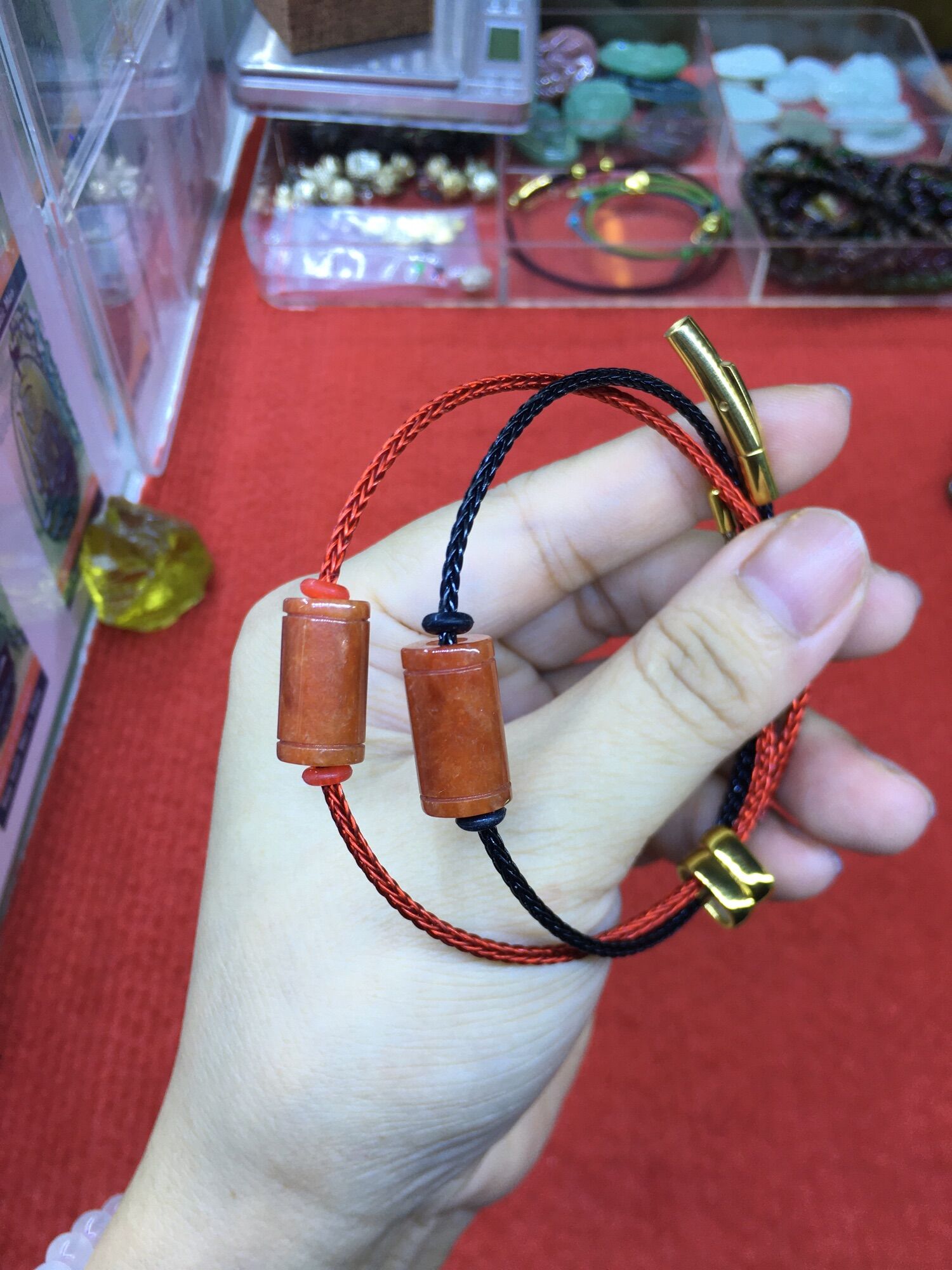 Vòng đeo tay dây cáp Lu Thống ngọc huyết AV