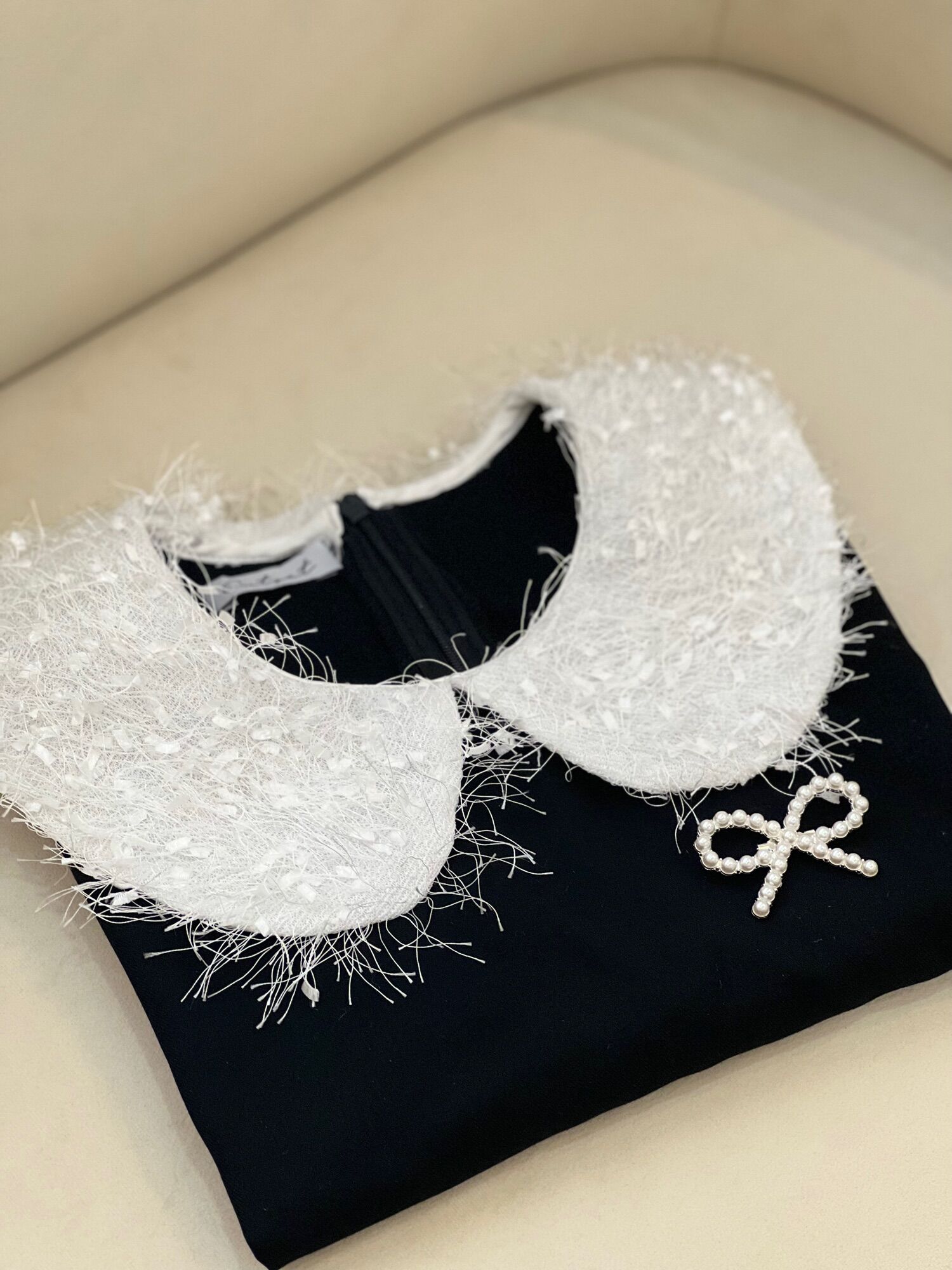 OUTSET - Áo đen cổ lông tiểu thư ( tặng kèm nơ ngọc trai )