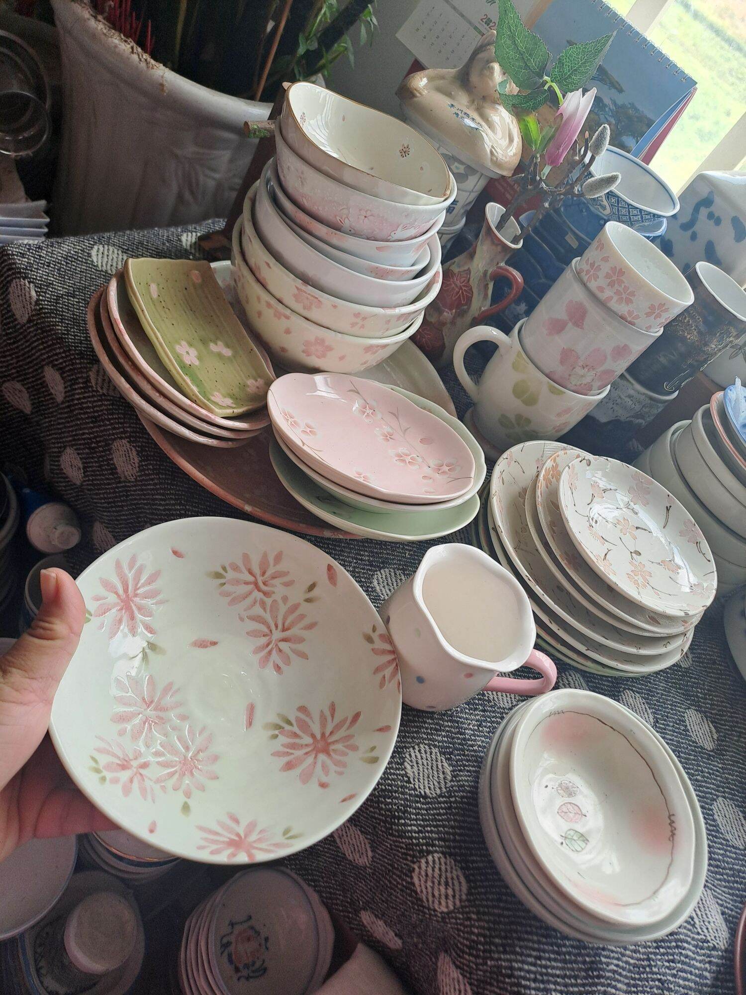 Dĩa tô chén Mộc men tiêu khắc Hoa đủ size GỐM SỨ NHẬT 2hand   | Đĩa trắng và tím với hoa khắc tinh tế   | Dụng cụ ăn uống nhà bếp Nhật Bản