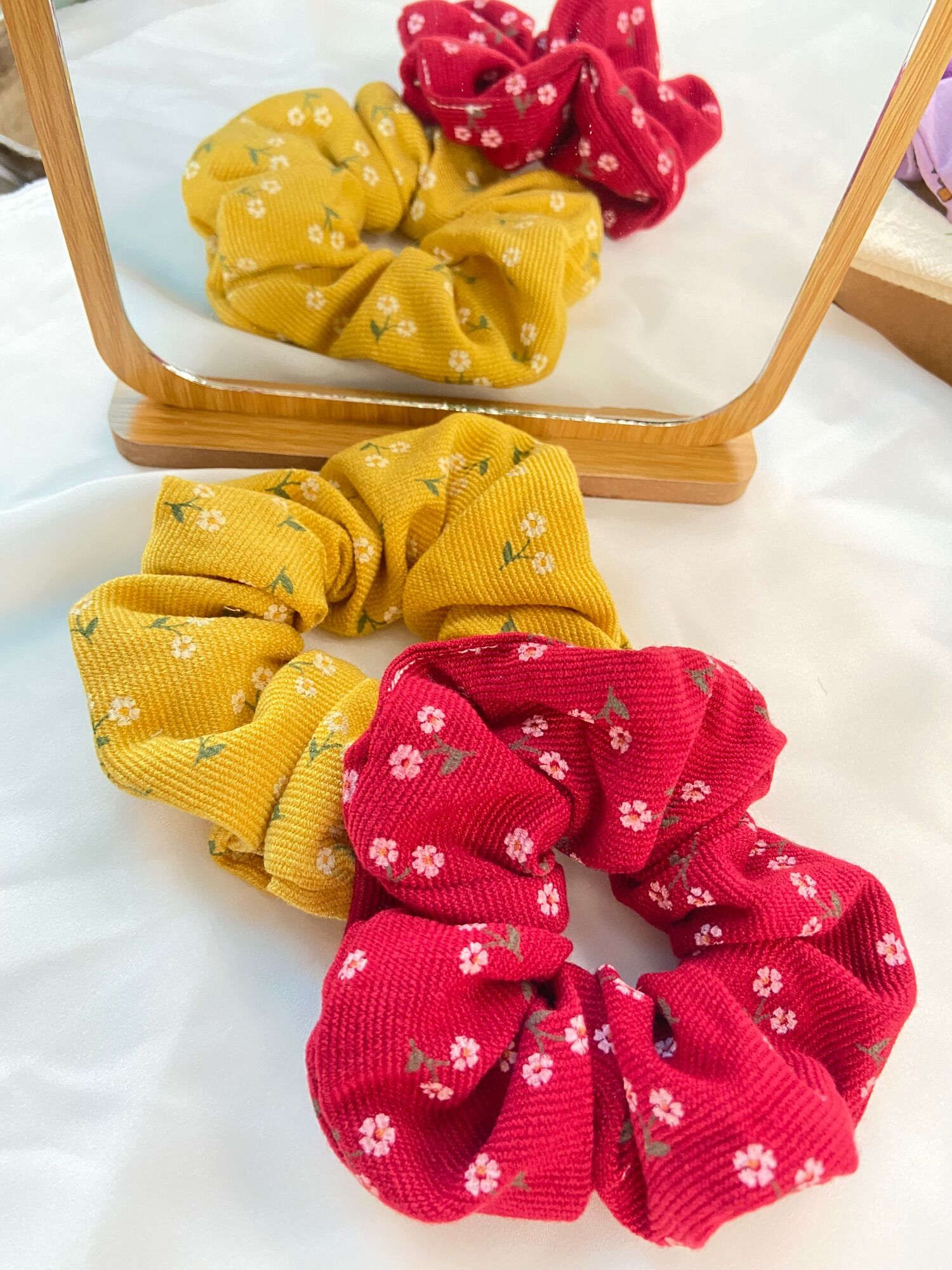 CỘT TÓC SCRUNCHIE VẢI HOA XINH XẮN CHO BẠN GÁI