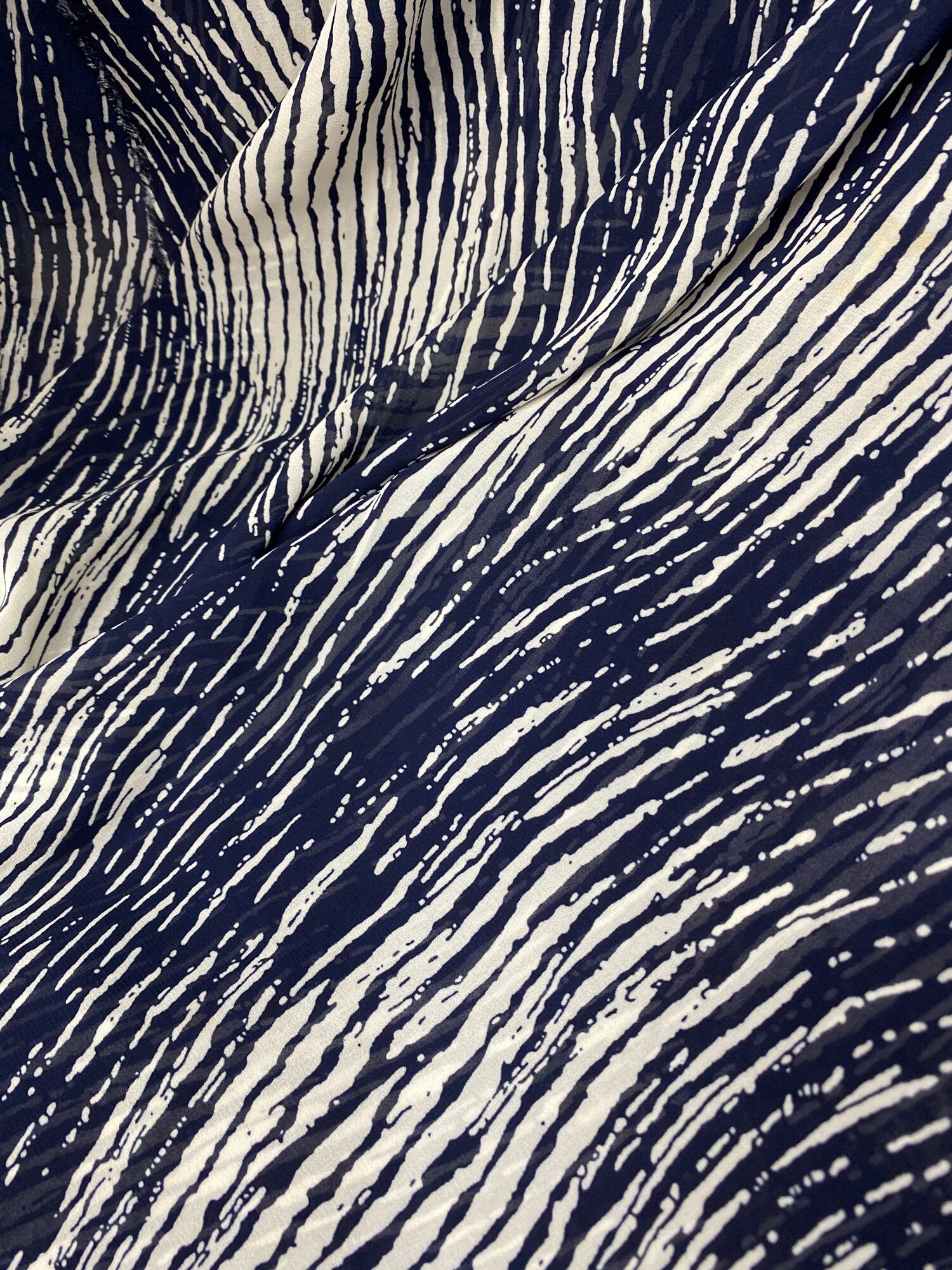 Vải voan chiffon lập thể nền xanh đen MS2104