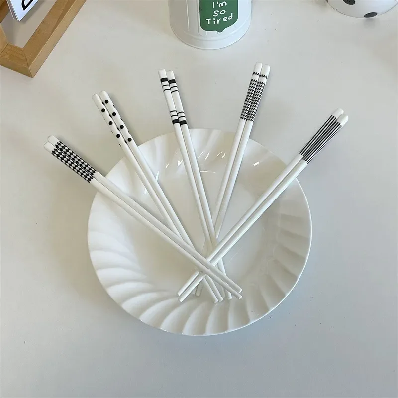 Hộp 5 Đôi Đũa Gốm Sứ Phong Cách Nhật Bản