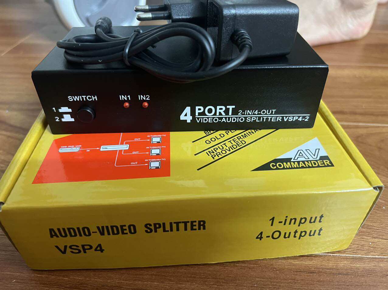 Bộ chia tín hiệu av audio 2 vào 4 ra(mẫu mới)