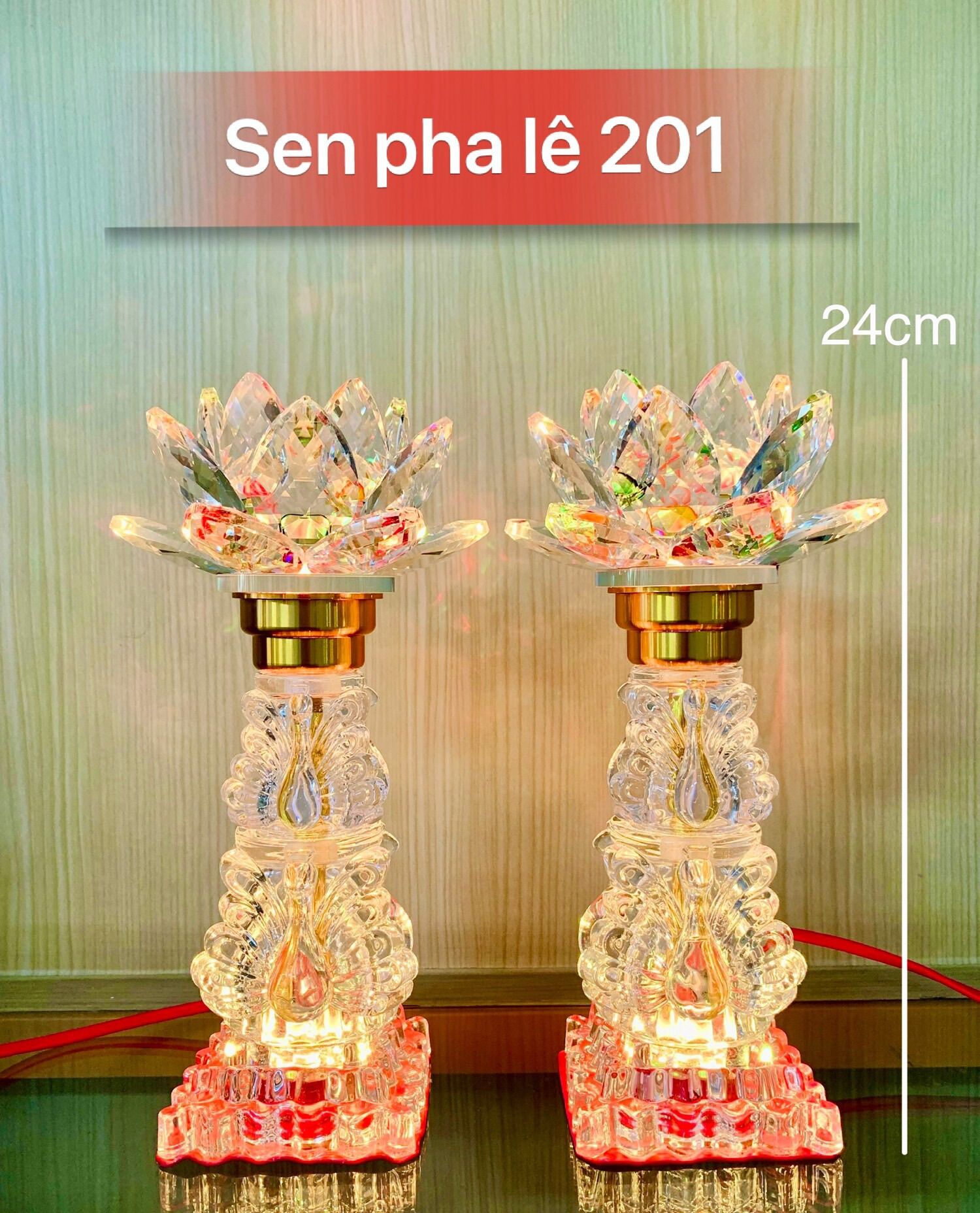 Một đôi đèn pha lê kiểu dáng thiên nga