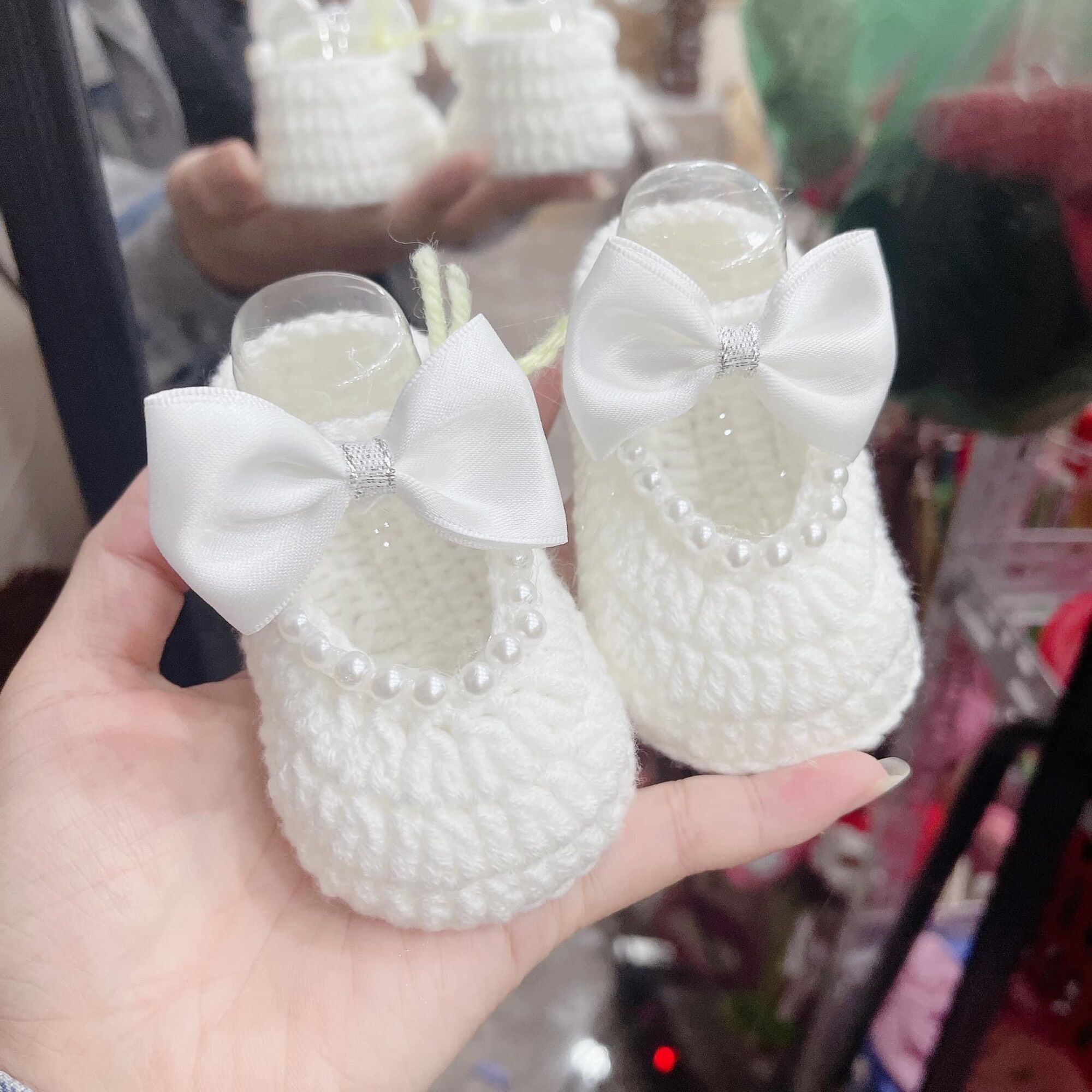 Giày nơ trắng viền ngọc cho bé