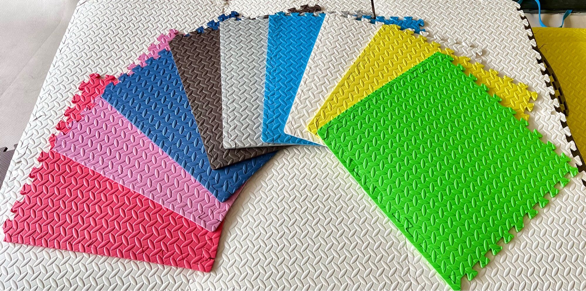 thảm xốp lót sàn vân khế (chiếc lá) 60×60×1cm Loại 1 (có viền)