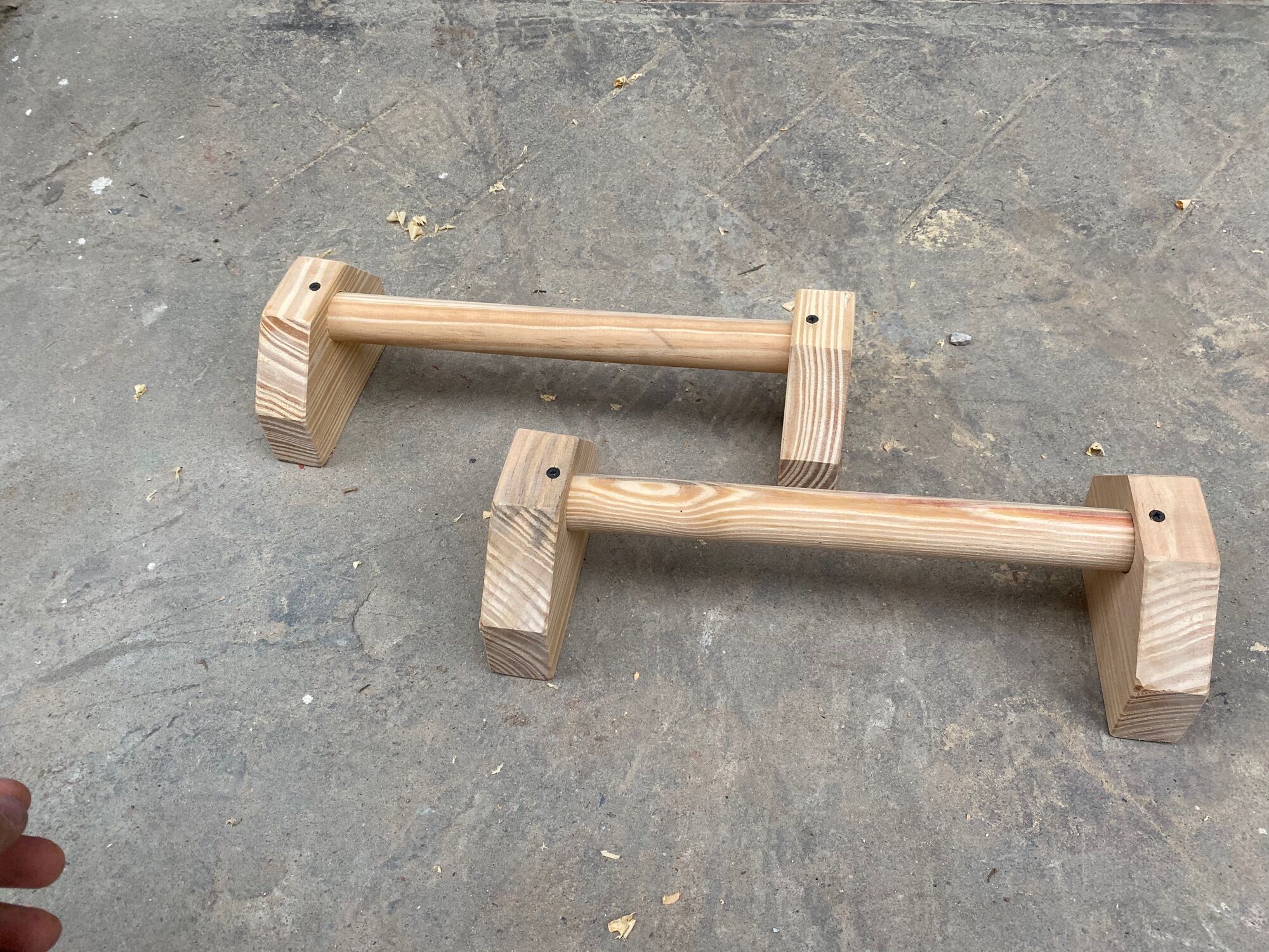 Parallettes- dụng cụ hỗ trợ hít đất cho người mới bắt đầu.