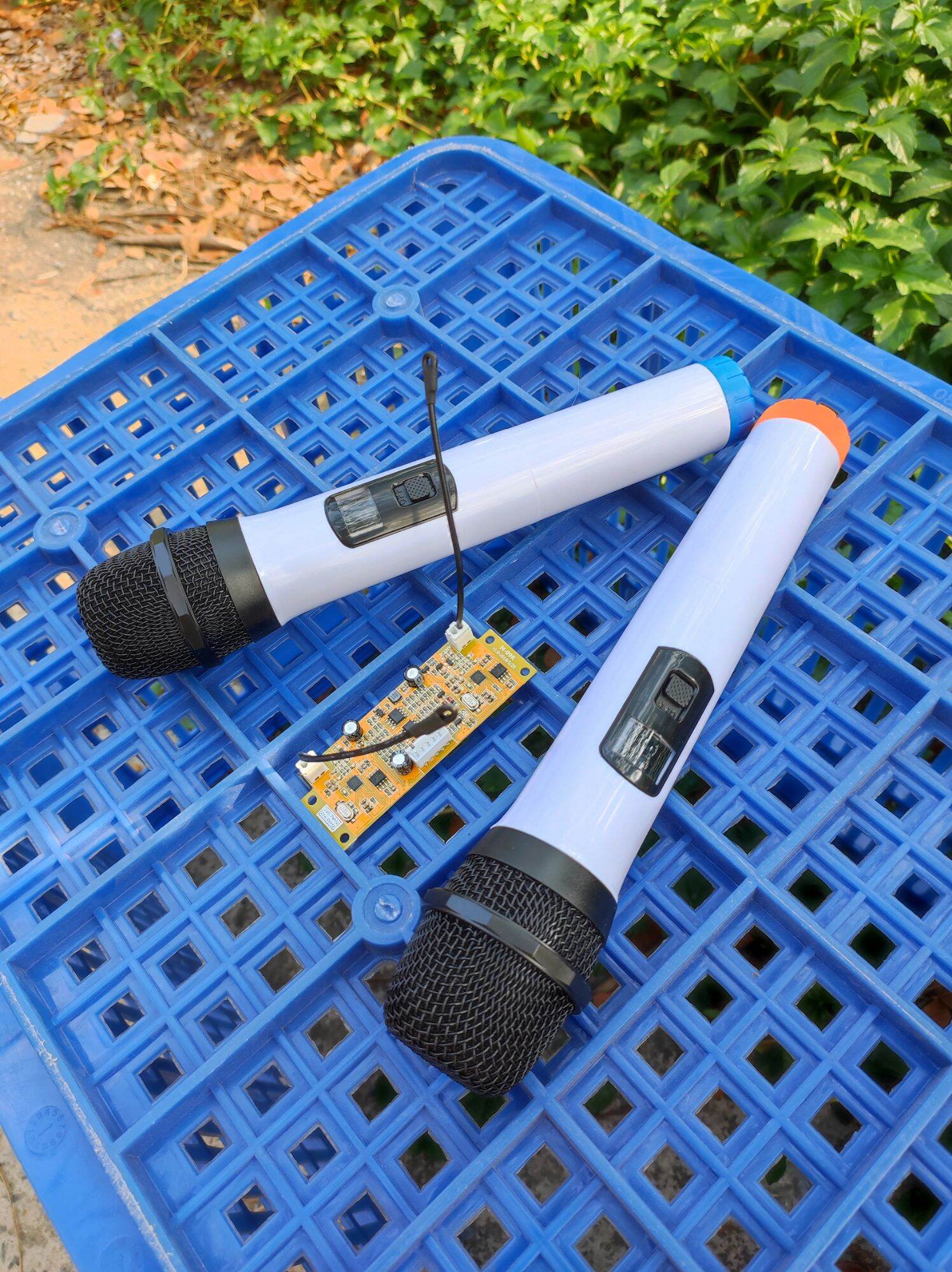 Micro loa kéo uhf chống hú hát nhẹ giá hạt dẻ mẫu mã đẹp đẽ