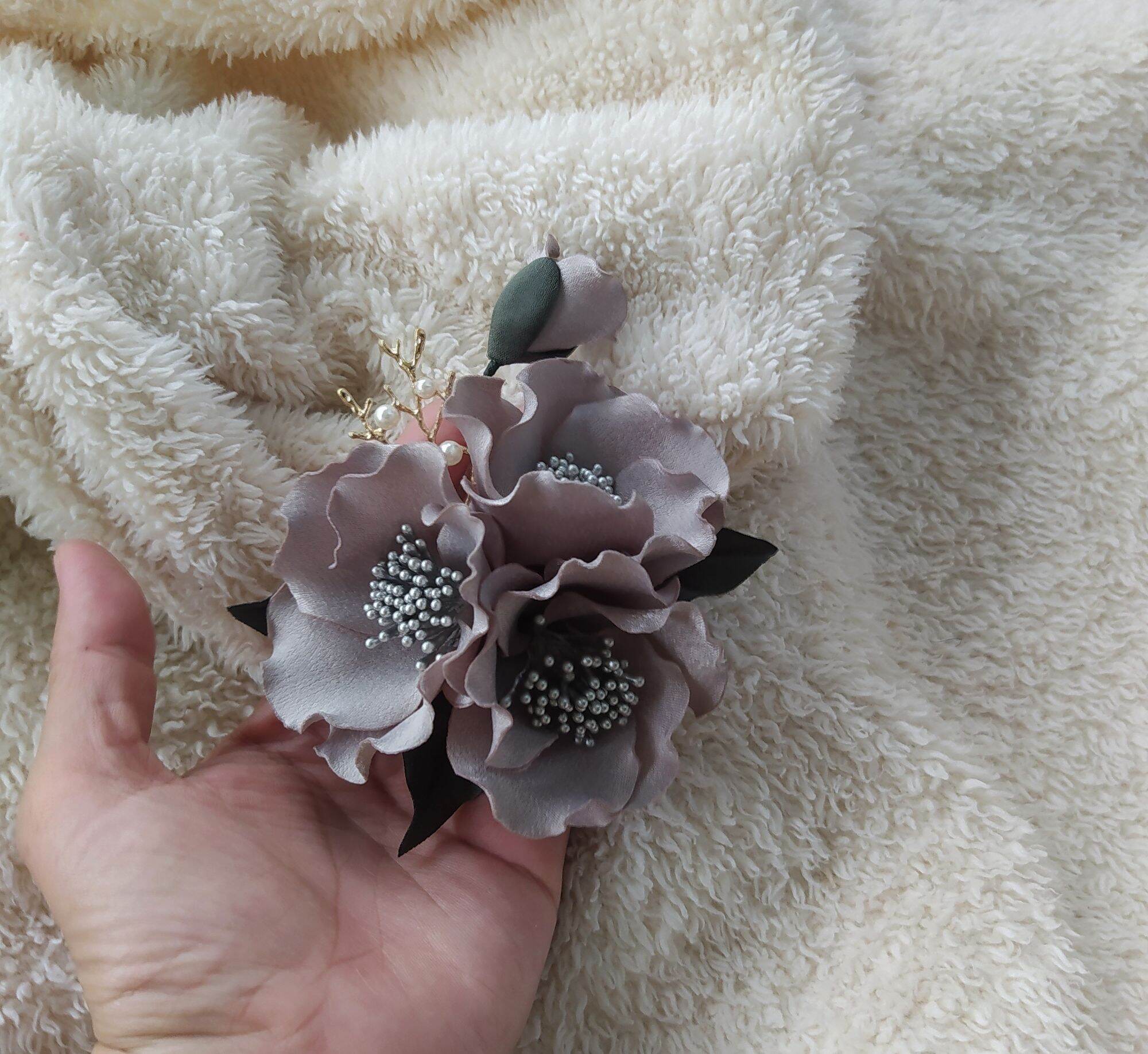 Hoa chùm cài áo handmade Canto màu xám