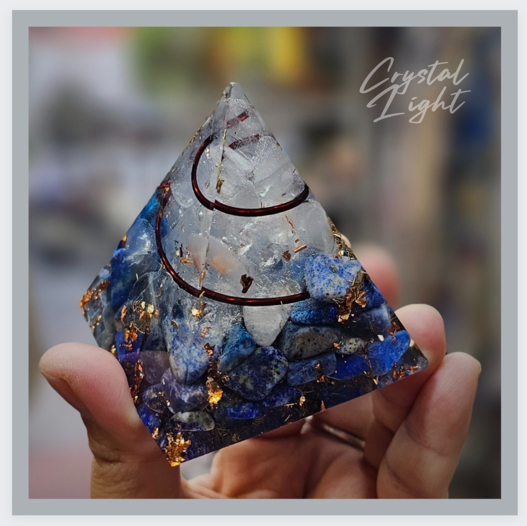 SGN 2205021 Thiền với khối Orgone Kim tự tháp sinh năng mỹ thuật Resin đá Lapis thiên nhiên 7cm, Crystal Light