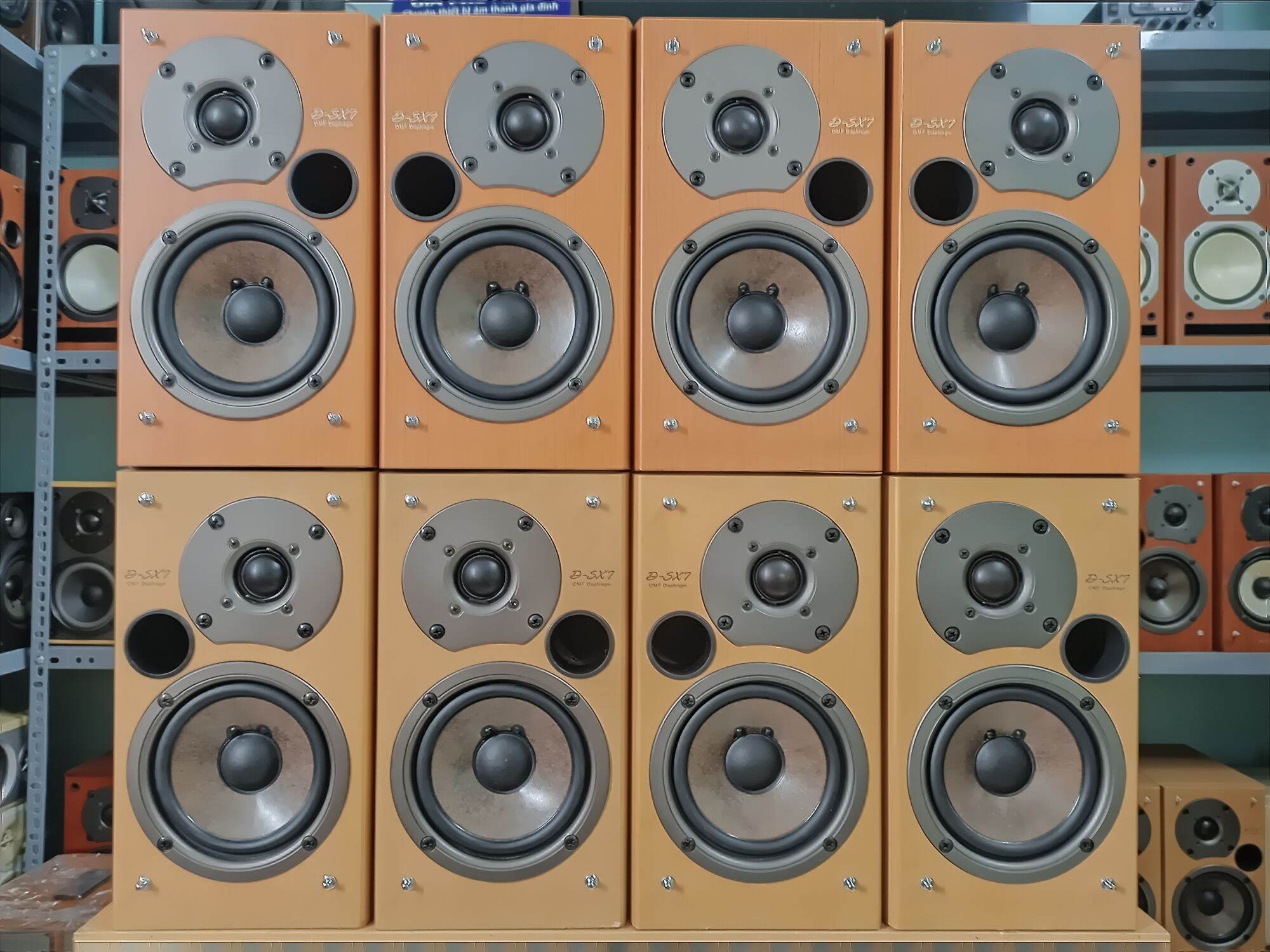 Đôi loa mini cao cấp Onkyo D-SX7 Nhật Bản. Đẹp xuất sắc -zin tuyệt đối. Bass 12, màng cacbon, gân cao su, từ kép bọc chống nhiễu to gần bằng mặt loa. trest dom lụa cao cấp, từ kép. công suất 140w/đôi, trở kháng 6om. made in Malaysia.