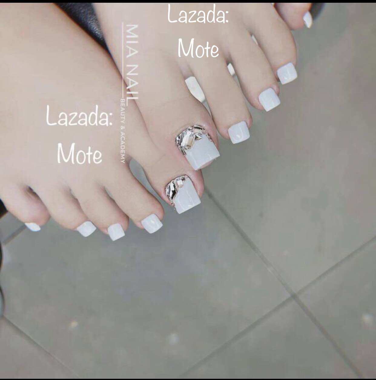 Móng chân úp nails thiết kế trắng phối đá