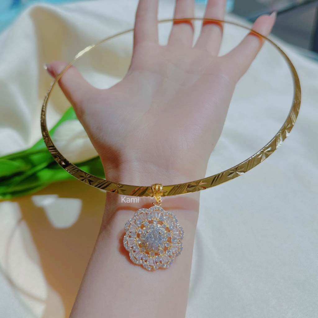 Kiềng cổ cứng kèm mặt mạ vàng Kami