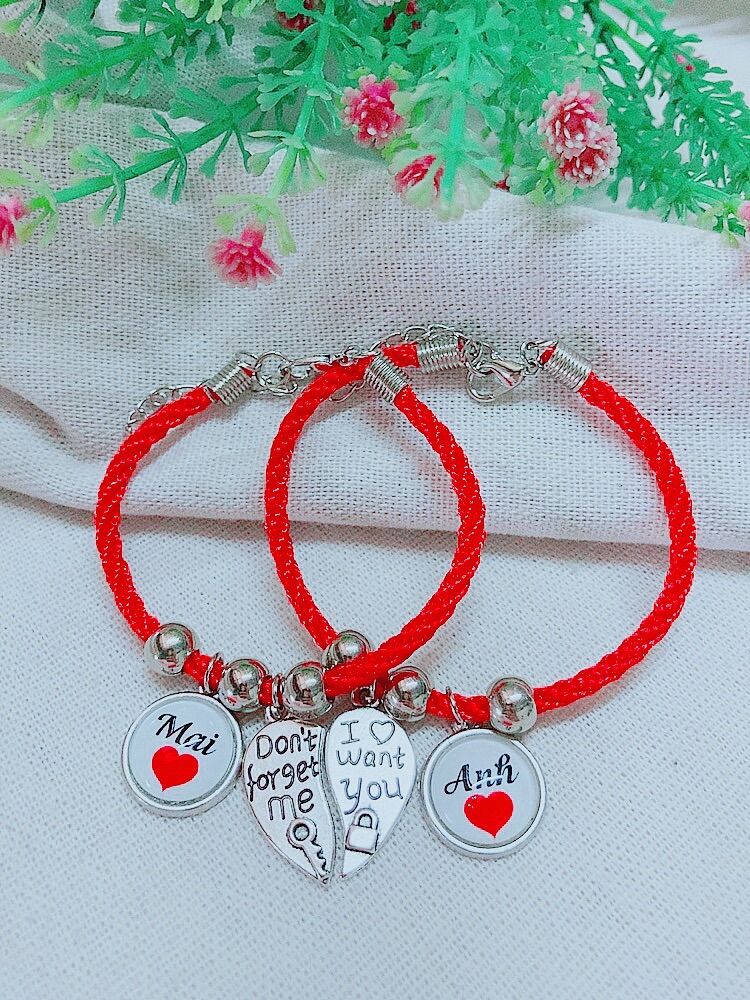 Vòng tay cặp đôi in tên theo yêu cầu với thiết kế cặp tim ghép I want you don’t forget me (tôi muốn bạn đừng quên tôi) là món quà vô cùng ý nghĩa cho các bạn đang yêu hoặc là đôi bạn thân muốn gửi gắm tình cảm cho một nửa kia của mình