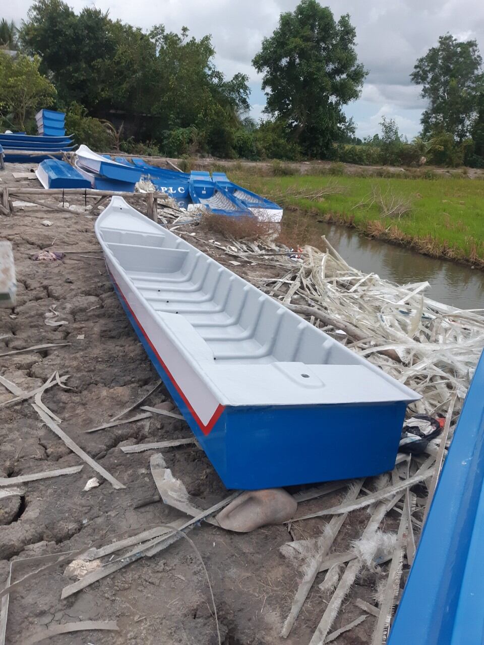 Thuyền đặt máy compostie chiều dài =5met rộng = 96cm cao=35cm lh 0975880350