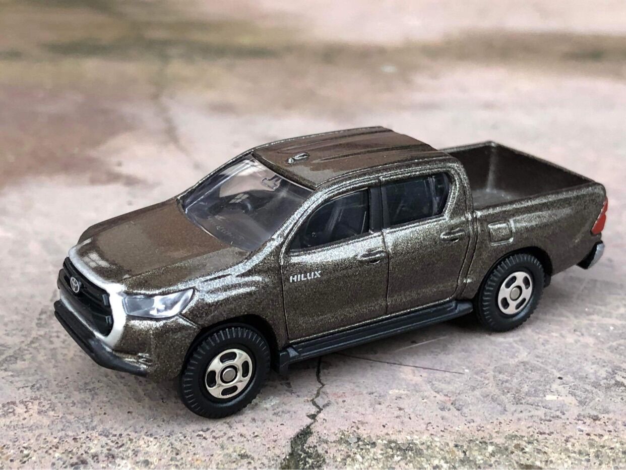 Tomica hilux 1:64