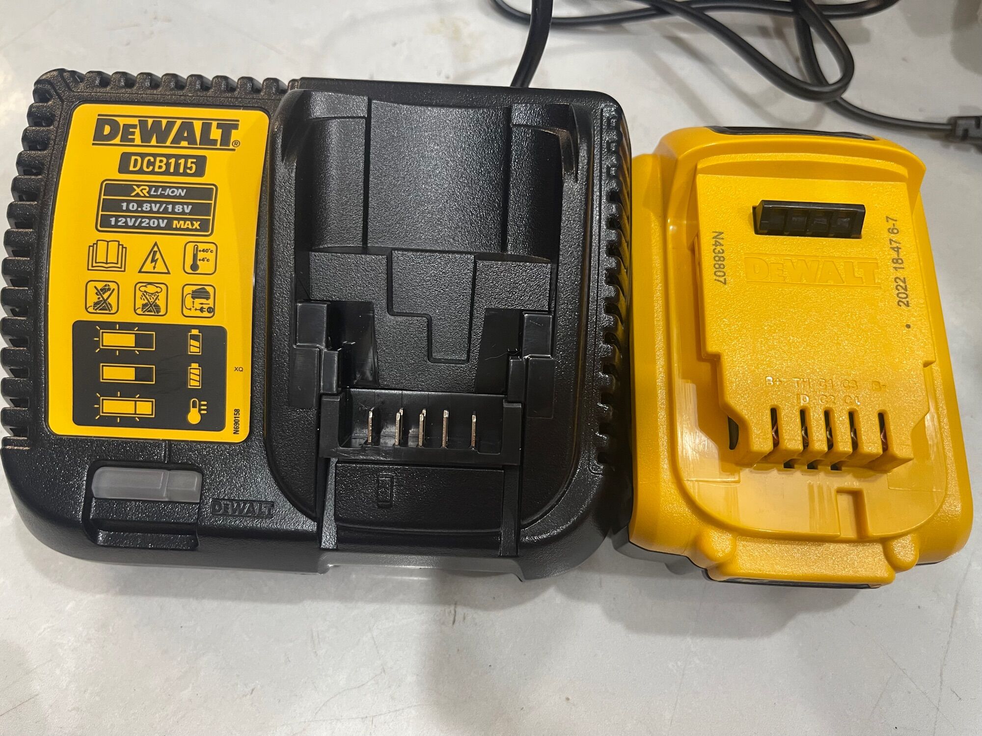 Pin dewalt 4Ah , sac sạc 115 220v