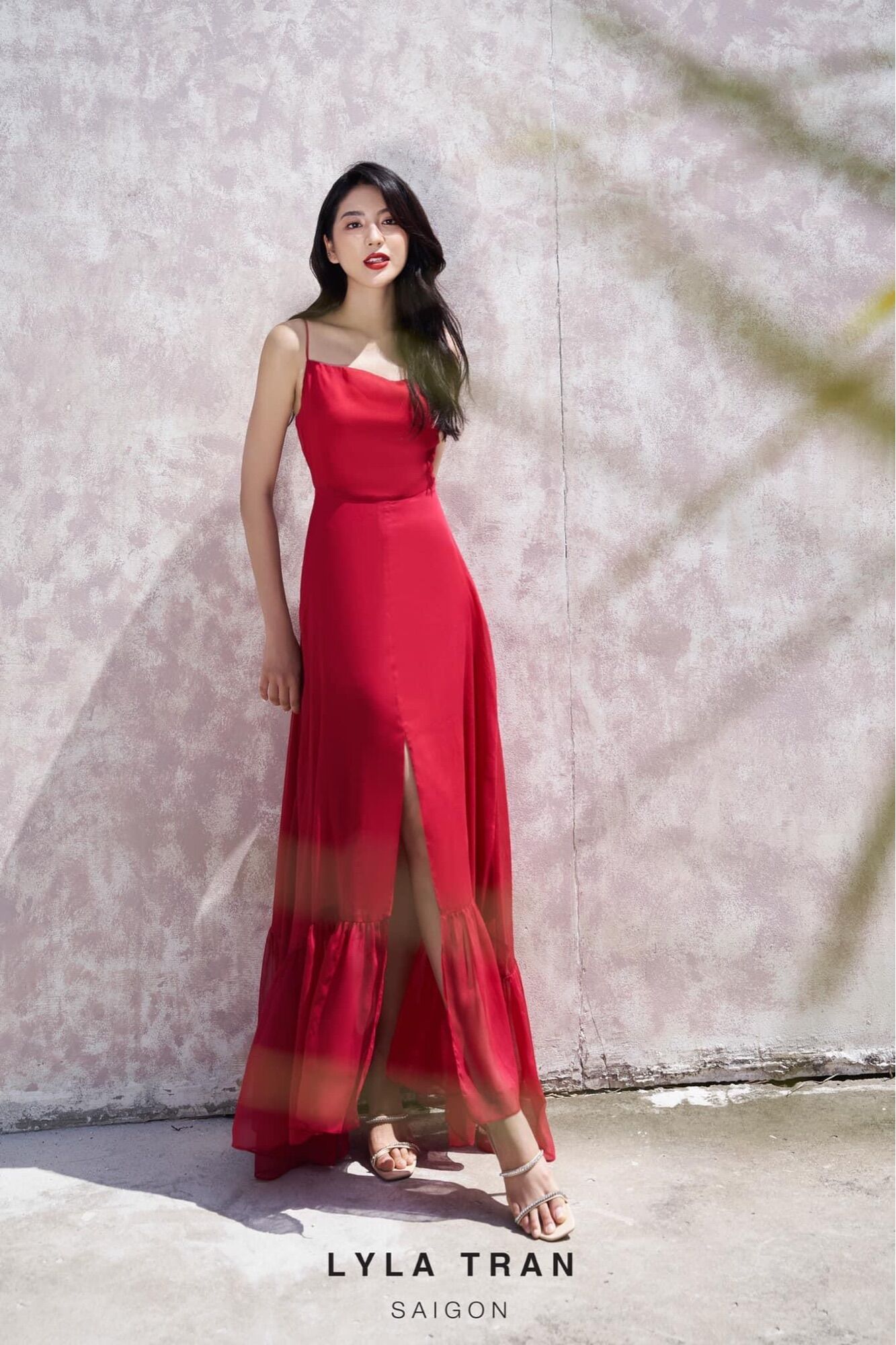 Đầm maxi du lịch trắng/đỏ 2 dây ôm eo xẻ tà (SILKY)